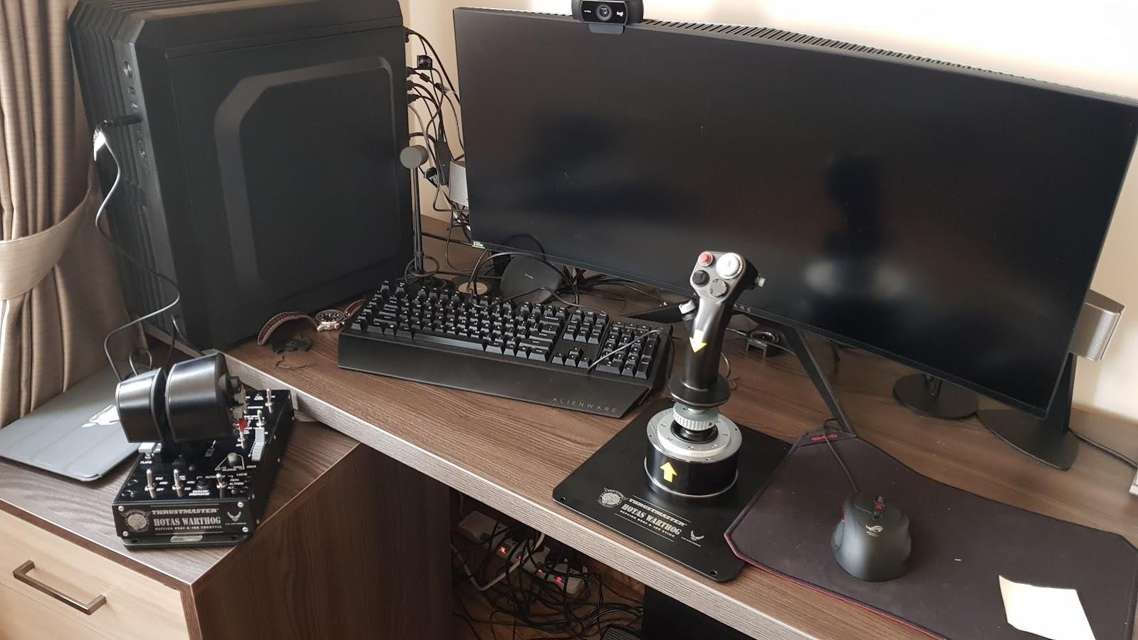 Thrustmaster HOTAS Warthog Flight Stick for Flight Simulation, Official Replica of U.S Air Force A-10C Aircraft (Compatible with PC) - Customer Photo 1