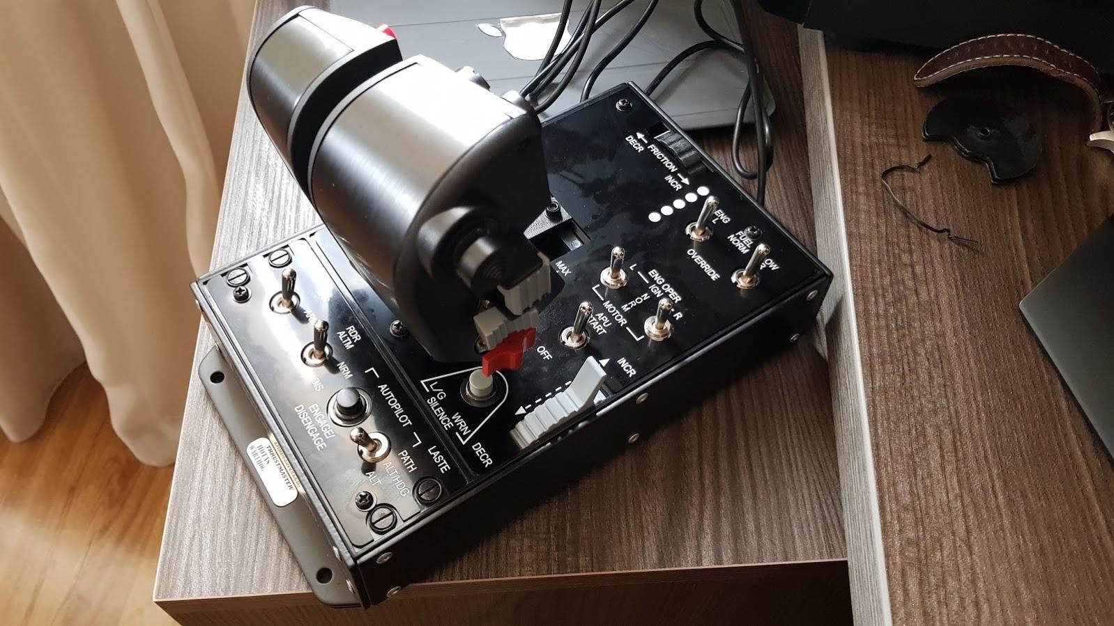 Thrustmaster HOTAS Warthog Flight Stick for Flight Simulation, Official Replica of U.S Air Force A-10C Aircraft (Compatible with PC) - Customer Photo 2