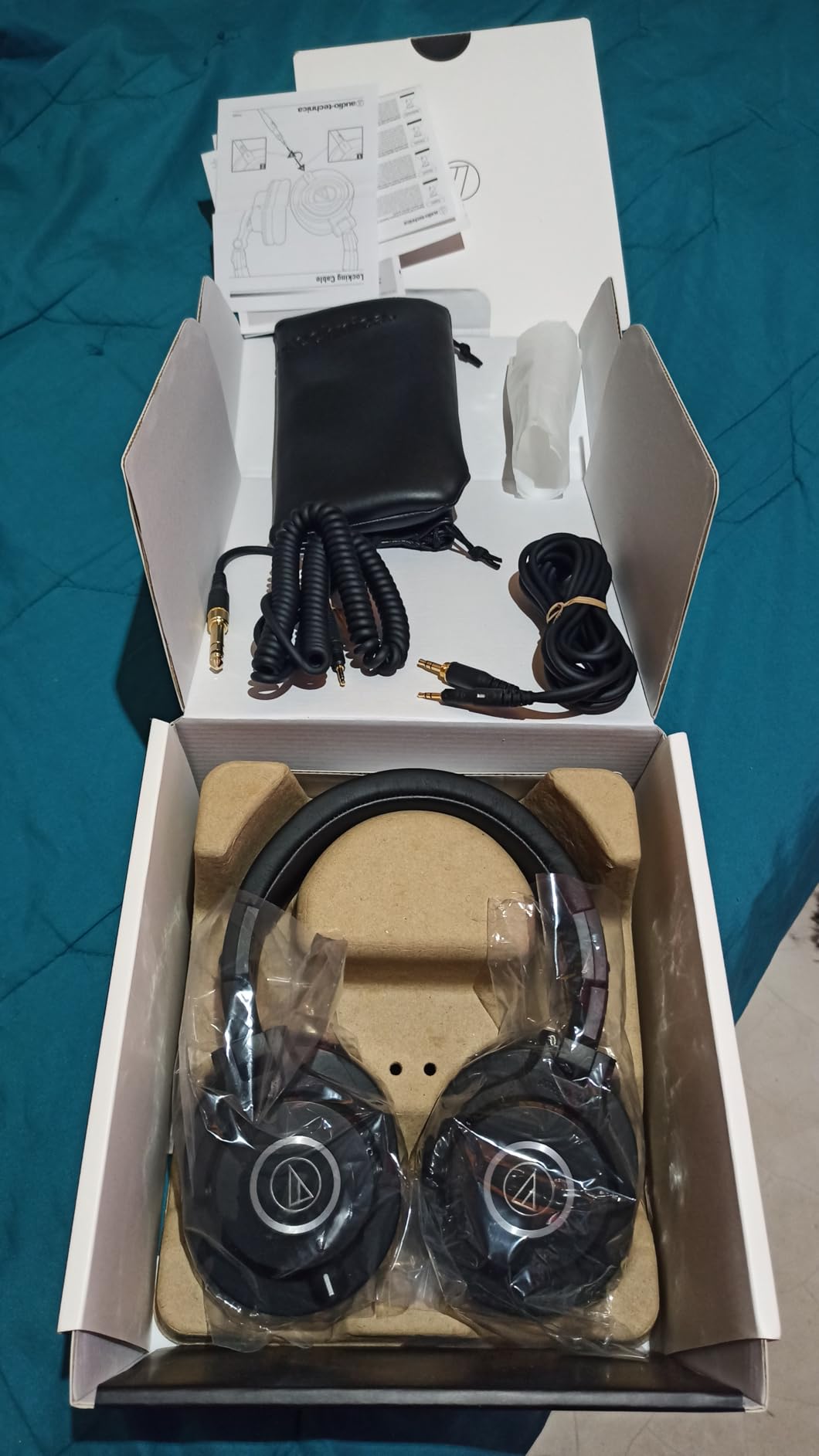 Audio-Technica ATH-M40x Professional Studio Monitor Headphone, Black, with Cutting Edge Engineering, 90 Degree Swiveling Earcups, Pro-Grade Earpads/Headband, Detachable Cables Included customer photo 1