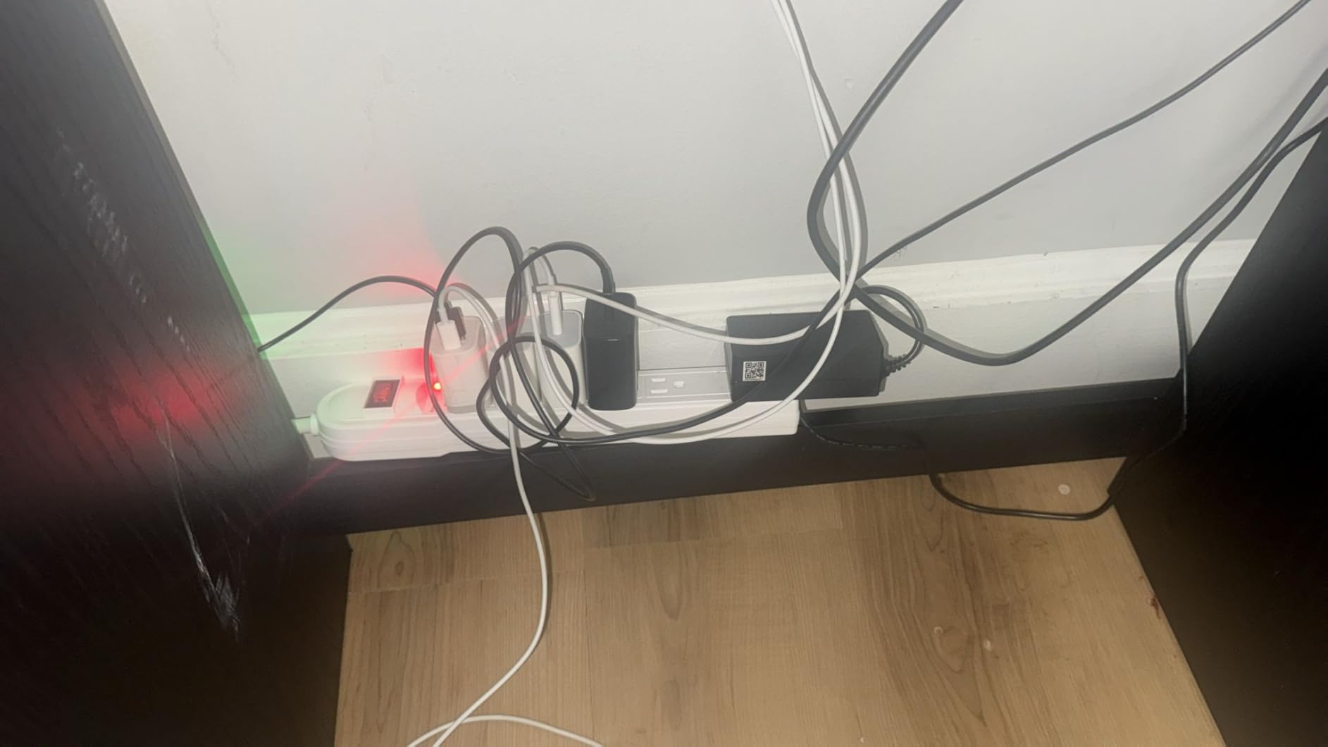Amazon Basics Surge Protector Power Strip, 6-Outlet, 790 Joules, LED Indicator, 6ft Extension Cord, Black - Customer Photo 1