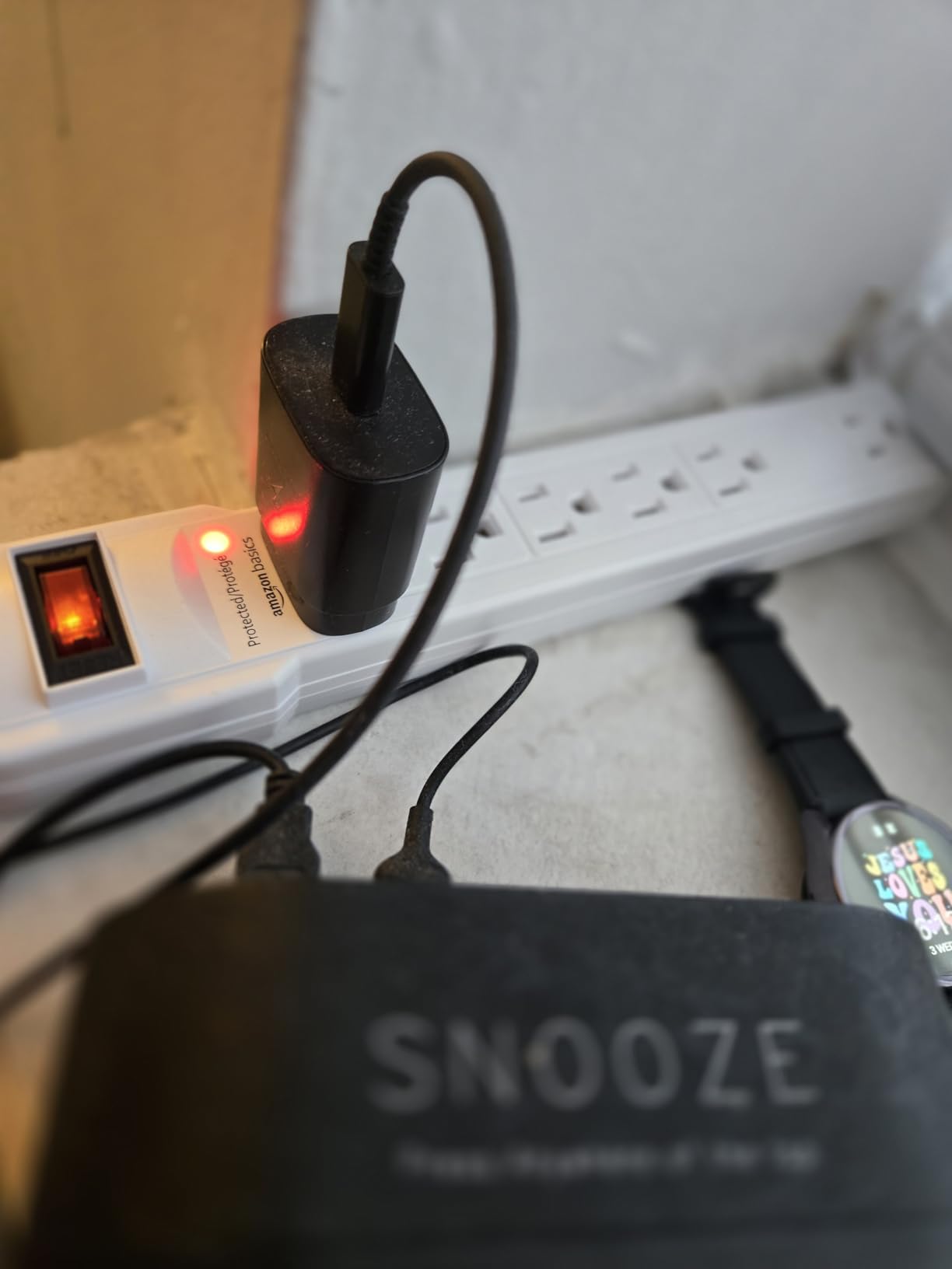Amazon Basics Surge Protector Power Strip, 6-Outlet, 790 Joules, LED Indicator, 6ft Extension Cord, Black - Customer Photo 3