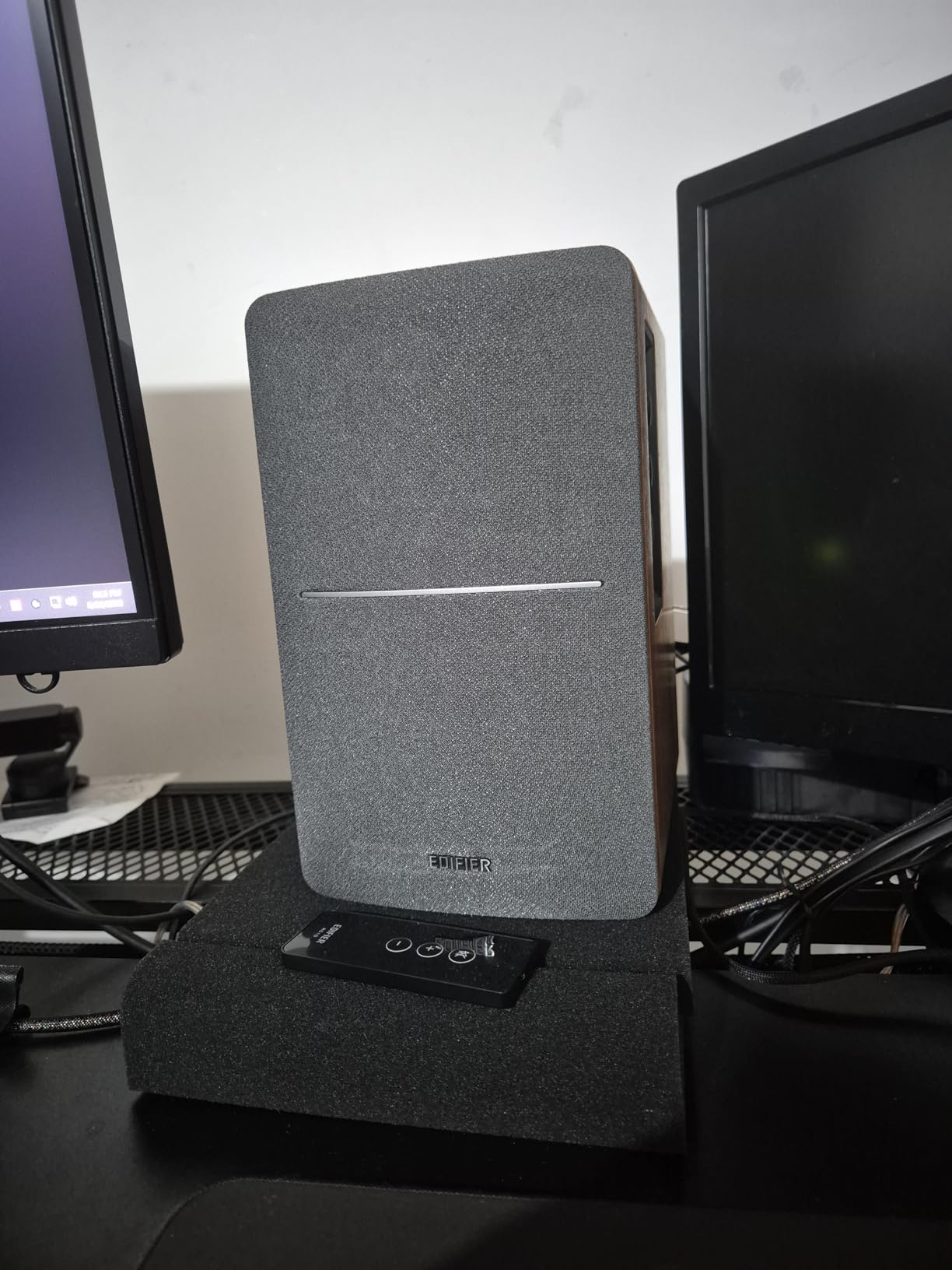 Edifier R1280T Powered Bookshelf Speakers - 2.0 Active Near Field Studio Monitor Speaker - Wooden Enclosure - 42 Watts RMS Power customer photo 2