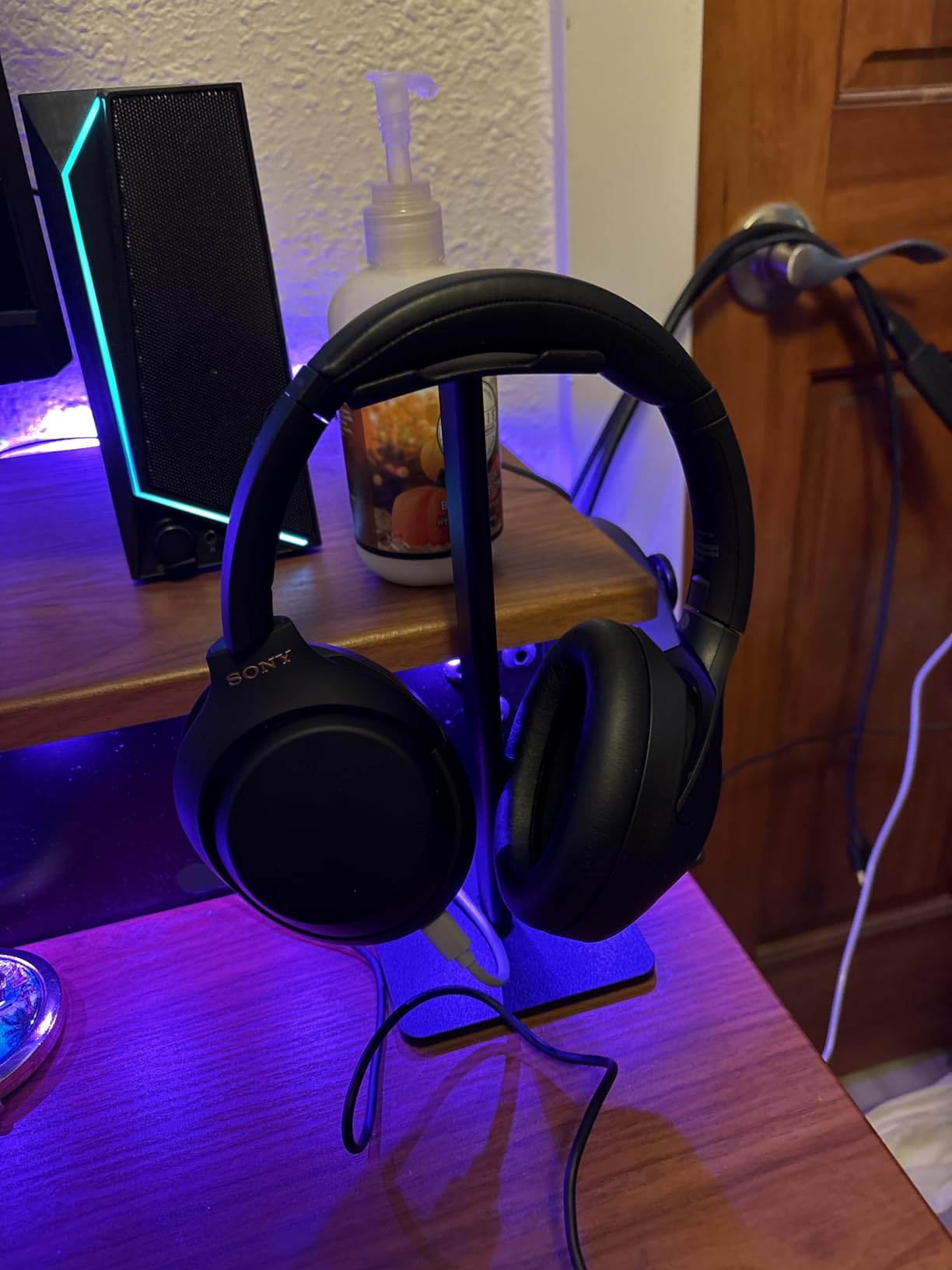 New bee Headphone Stand Headset Holder Earphone Stand with Aluminum Supporting Bar Flexible Headrest ABS Solid Base for All Headphones Size (Black) - Customer Photo 3