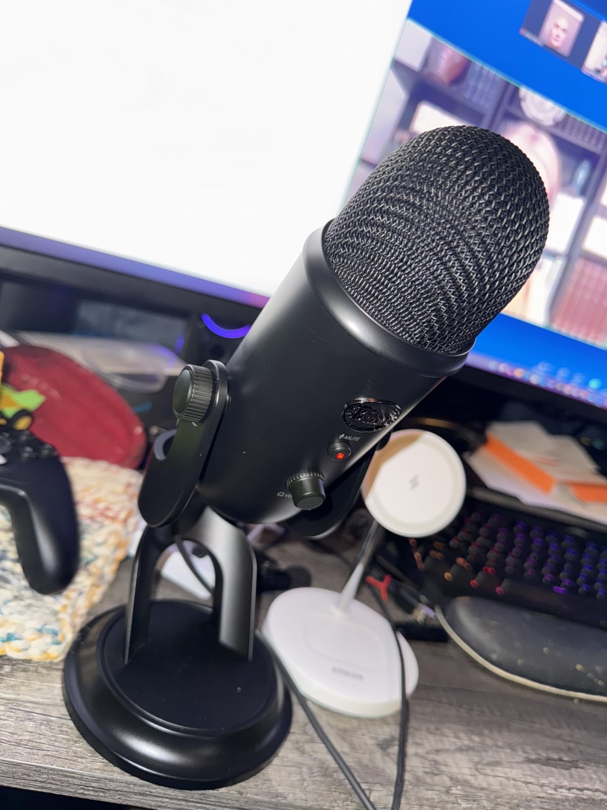 Logitech Creators Blue Yeti USB Microphone for Gaming, Streaming, Podcast, YouTube, Discord, PC, Studio Sound, Plug & Play-Midnight Blue - Customer Photo 4