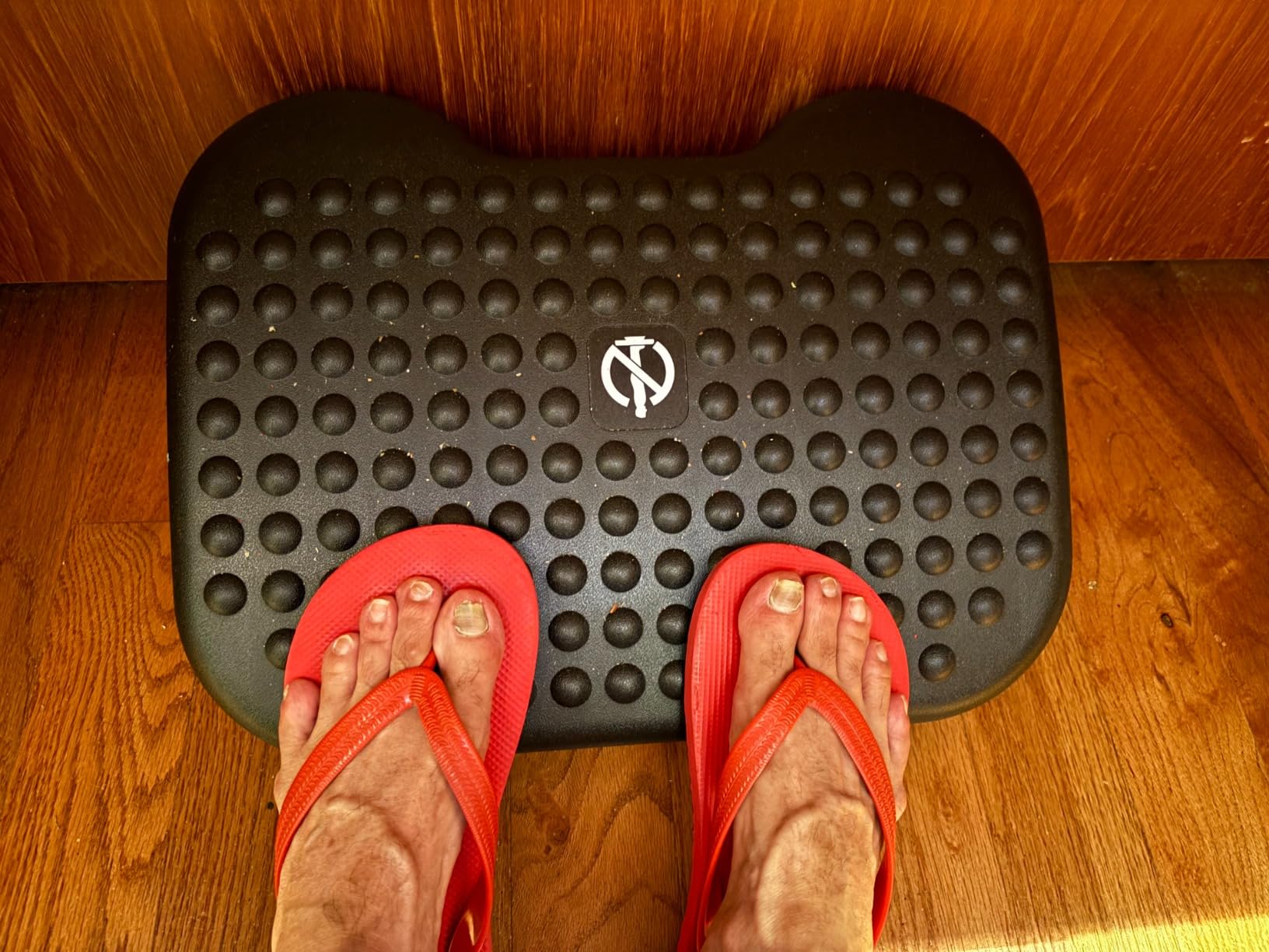Mount-It! Ergonomic Under Desk Footrest with 3 Height Levels |Height Adjustable Tilting Foot Stool | Home Office Footrest with Massage Surface for Improved Circulation (MI-7801) - Customer Photo 4