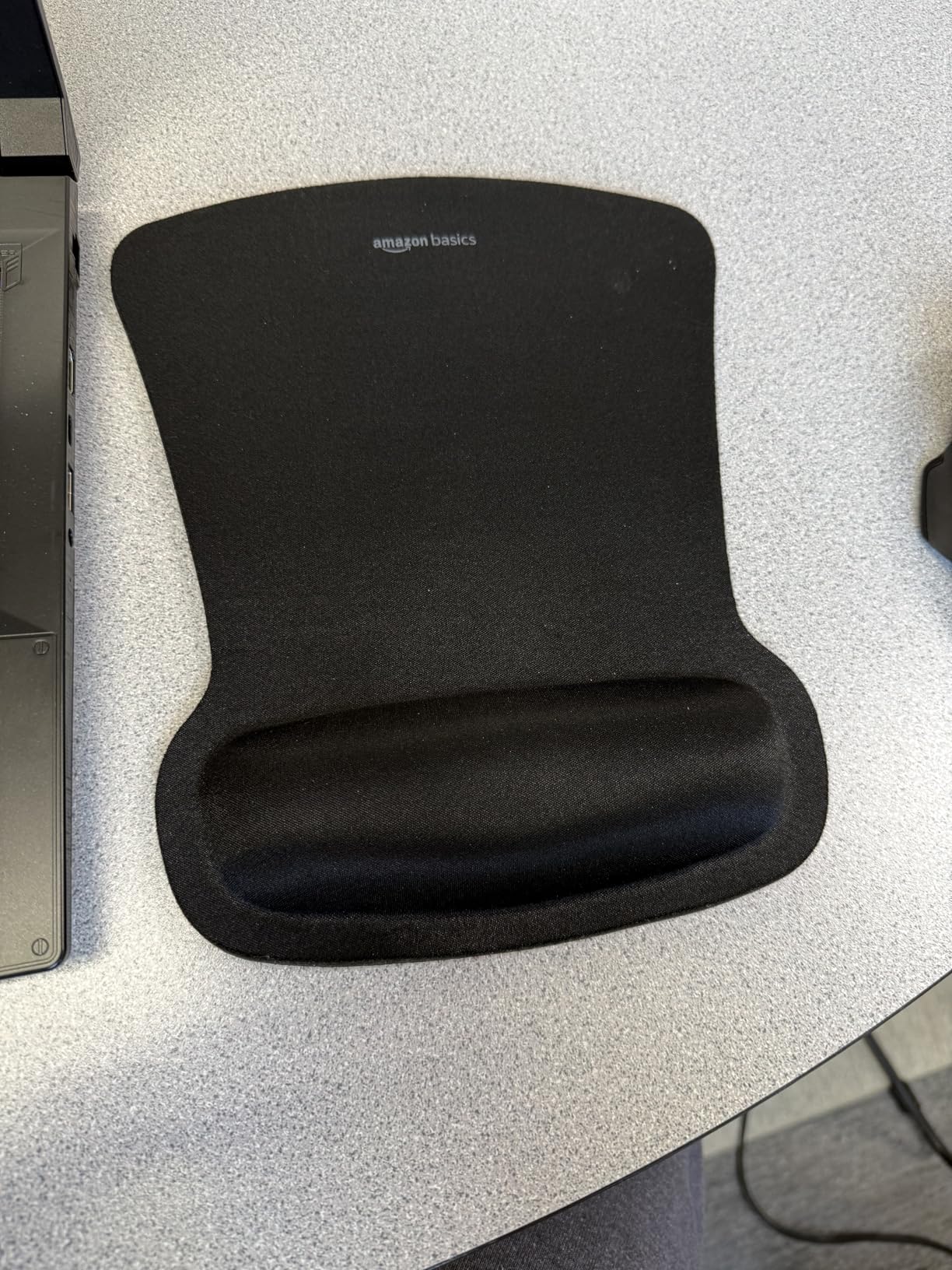 Amazon Basics Irregular Ergonomic Gel Computer Mouse Pad with Wrist Rest for Pain Relief, 10.1L x 8.1W inches, Black - Customer Photo 1