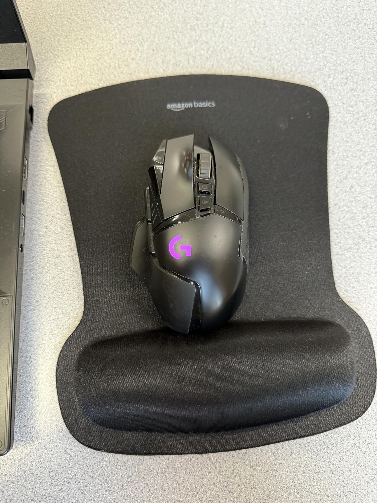 Amazon Basics Irregular Ergonomic Gel Computer Mouse Pad with Wrist Rest for Pain Relief, 10.1L x 8.1W inches, Black - Customer Photo 2