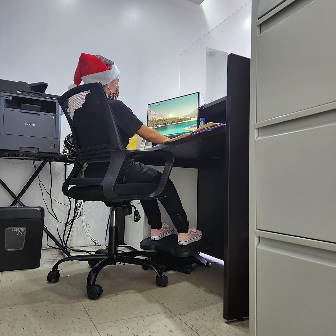 Mount-It! Ergonomic Under Desk Footrest | Massaging Foot Support for Foot Comfort | Office Tilting Footrest with 3-Level Height Adjustment Against Swelling - Customer Photo 2