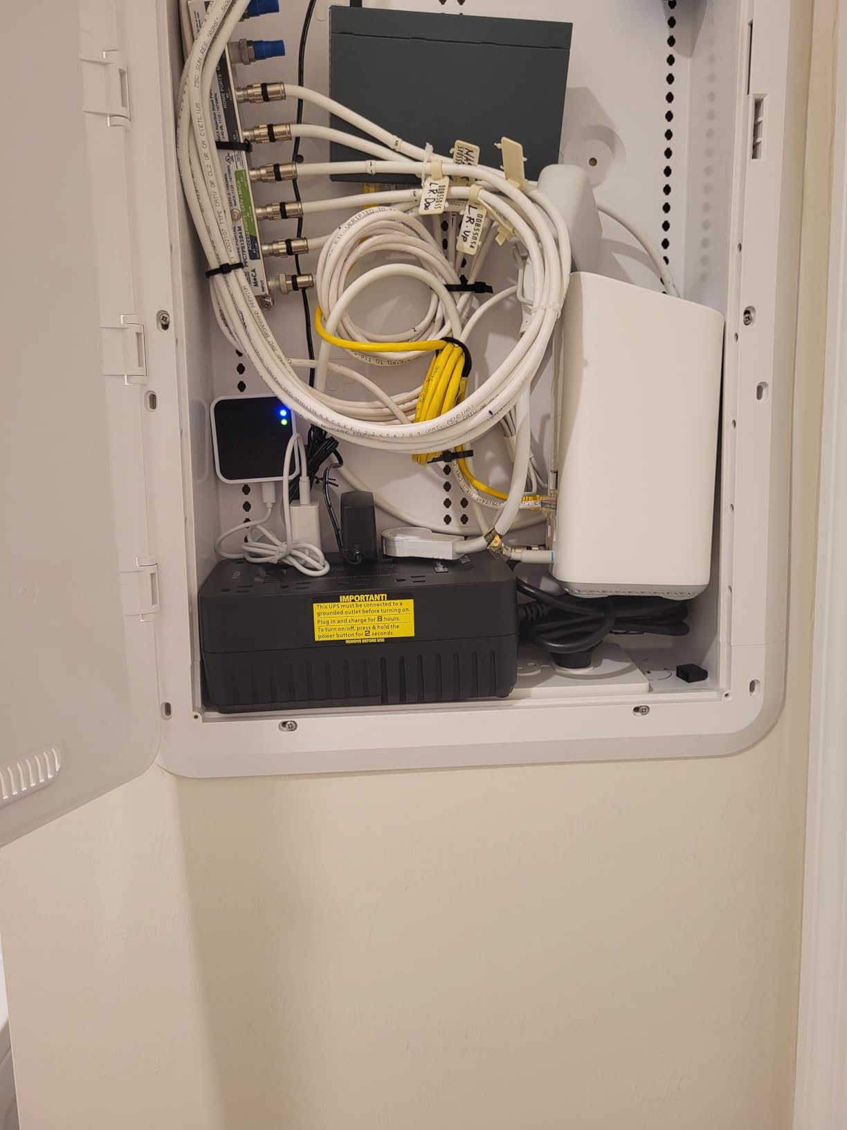 CyberPower ST425 Standby UPS Battery Backup and Surge Protector, 425VA/260W, 8 Outlets, Compact, UL Certified - Customer Photo 2