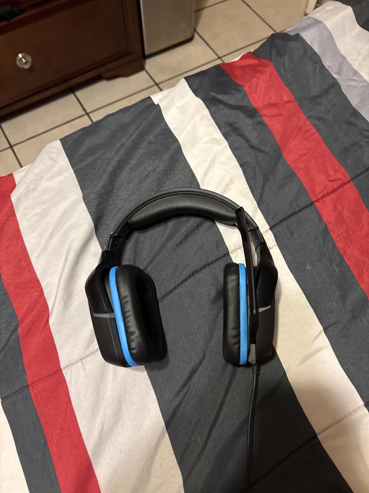 Logitech G432 Wired Gaming Headset, 7.1 Surround Sound, DTS Headphone:X 2.0, Flip-to-Mute Mic, PC (Leatherette) Black/Blue - Customer Photo 2