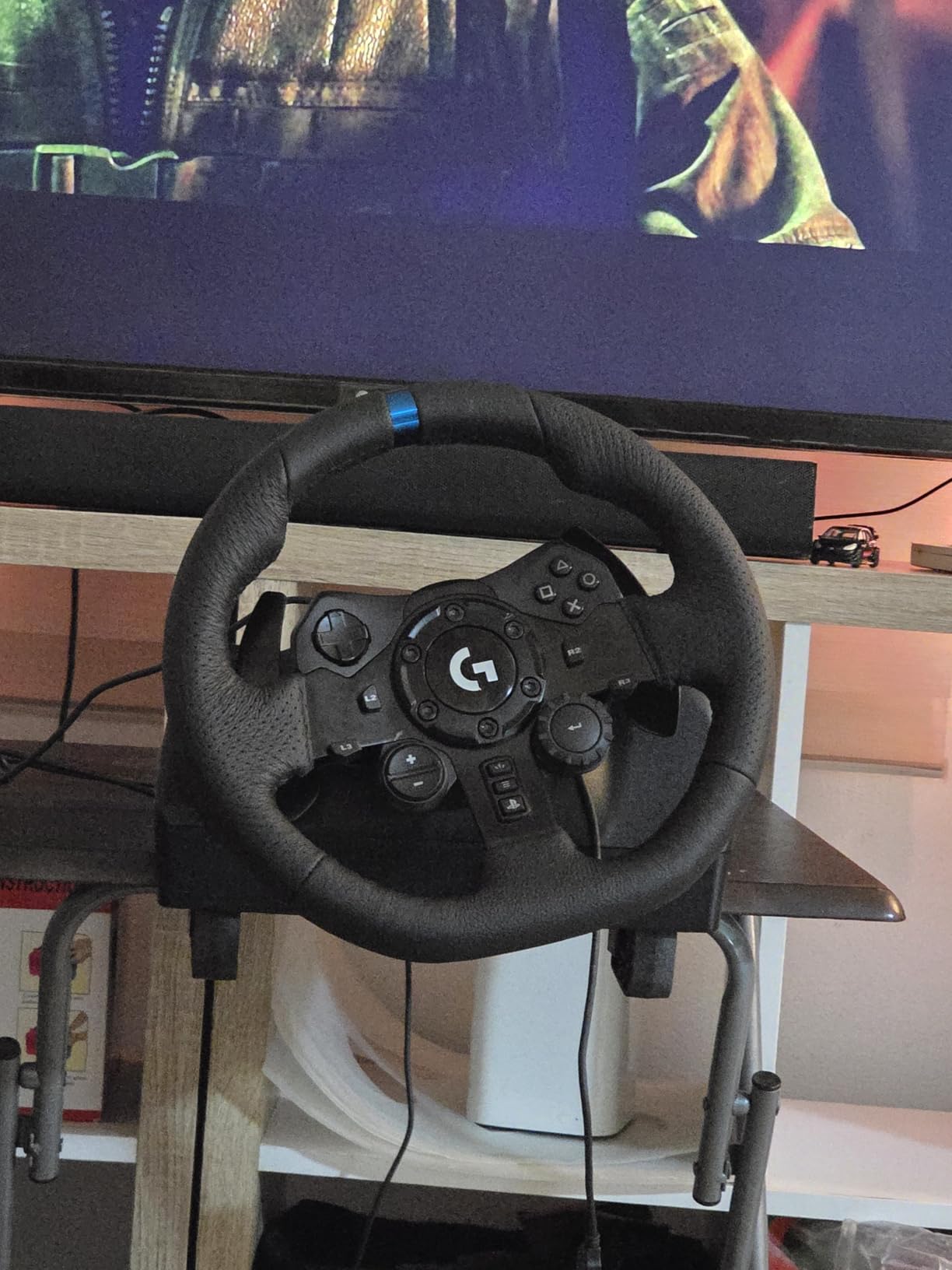 Logitech G923 Racing Wheel and Pedals, TRUEFORCE up to 1000 Hz Force Feedback, Gaming Steering Wheel PS5, PS4, PC, Mac, Genuine Leather- Black customer photo 1