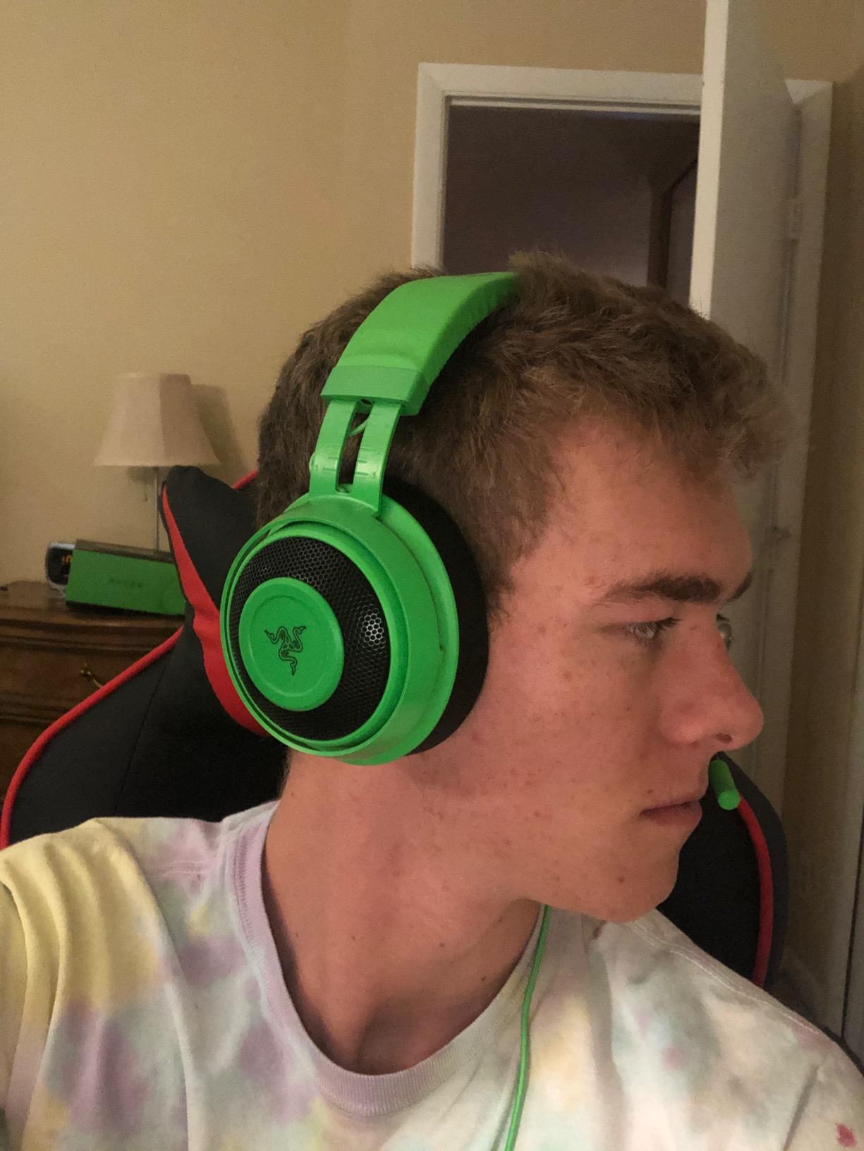 Razer Kraken Gaming Headset: Lightweight Aluminum Frame - Retractable Noise Isolating Microphone - for PC, PS4, PS5, Switch, Xbox One, Xbox Series X & S, Mobile - 3.5 mm Headphone Jack - Black/Blue customer photo 2