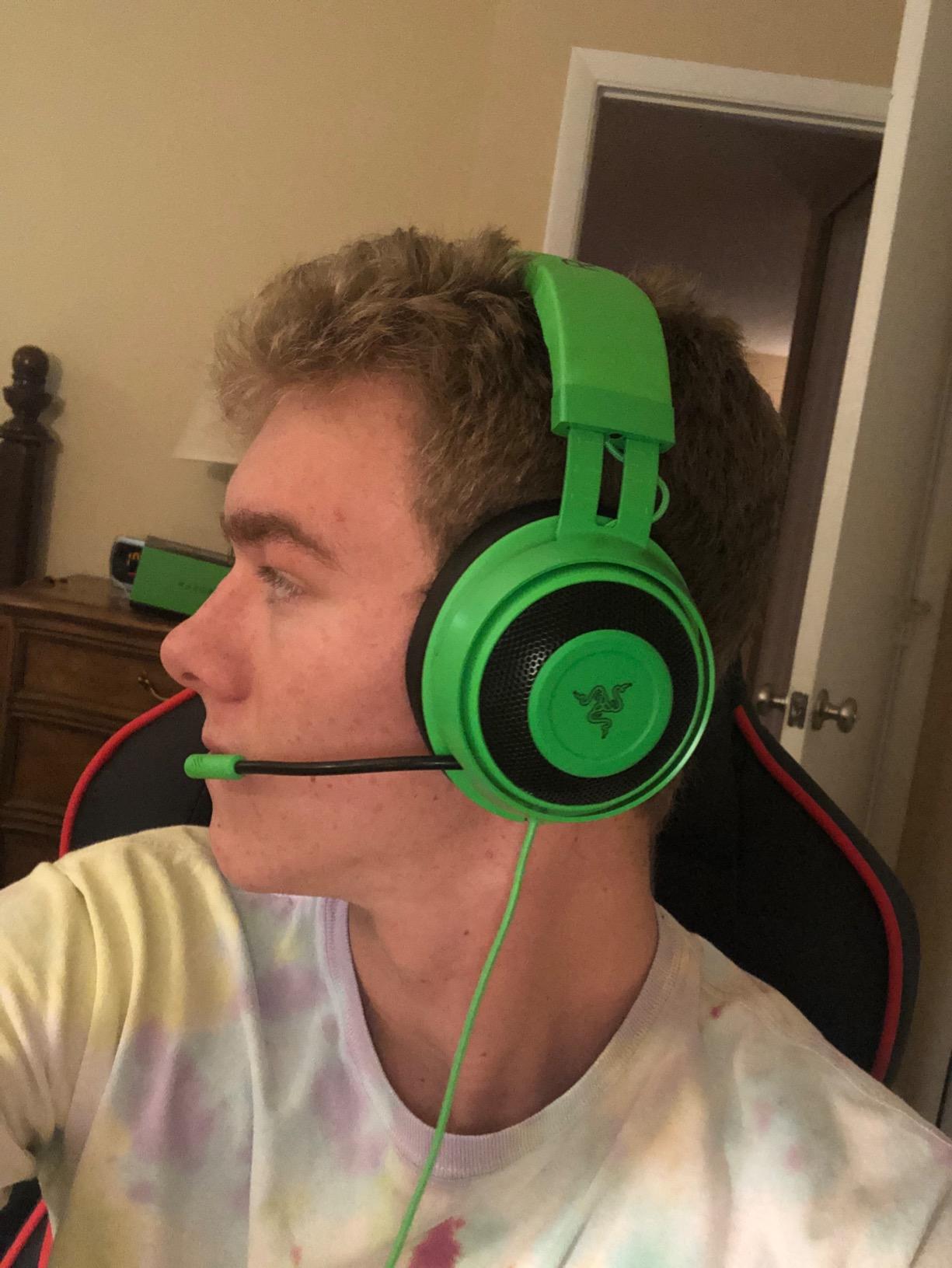 Razer Kraken Gaming Headset: Lightweight Aluminum Frame - Retractable Noise Isolating Microphone - for PC, PS4, PS5, Switch, Xbox One, Xbox Series X & S, Mobile - 3.5 mm Headphone Jack - Black/Blue - Customer Photo 5