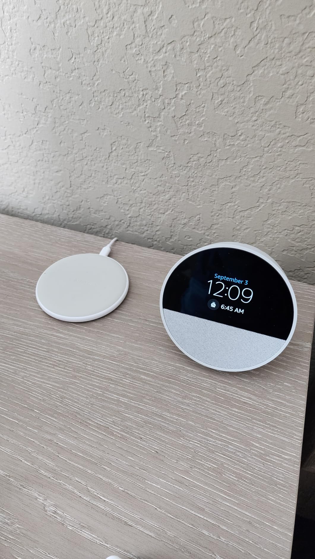 Anker 313 Wireless Charger (Pad), Qi-Certified, 10W Max Fast Charging for Samsung, Compatible with iPhone 16 Plus/15 Plus/14 Plus/12, AirPods (No AC Adapter, Not MagSafe Magnetic Charging Compatible) - Customer Photo 4