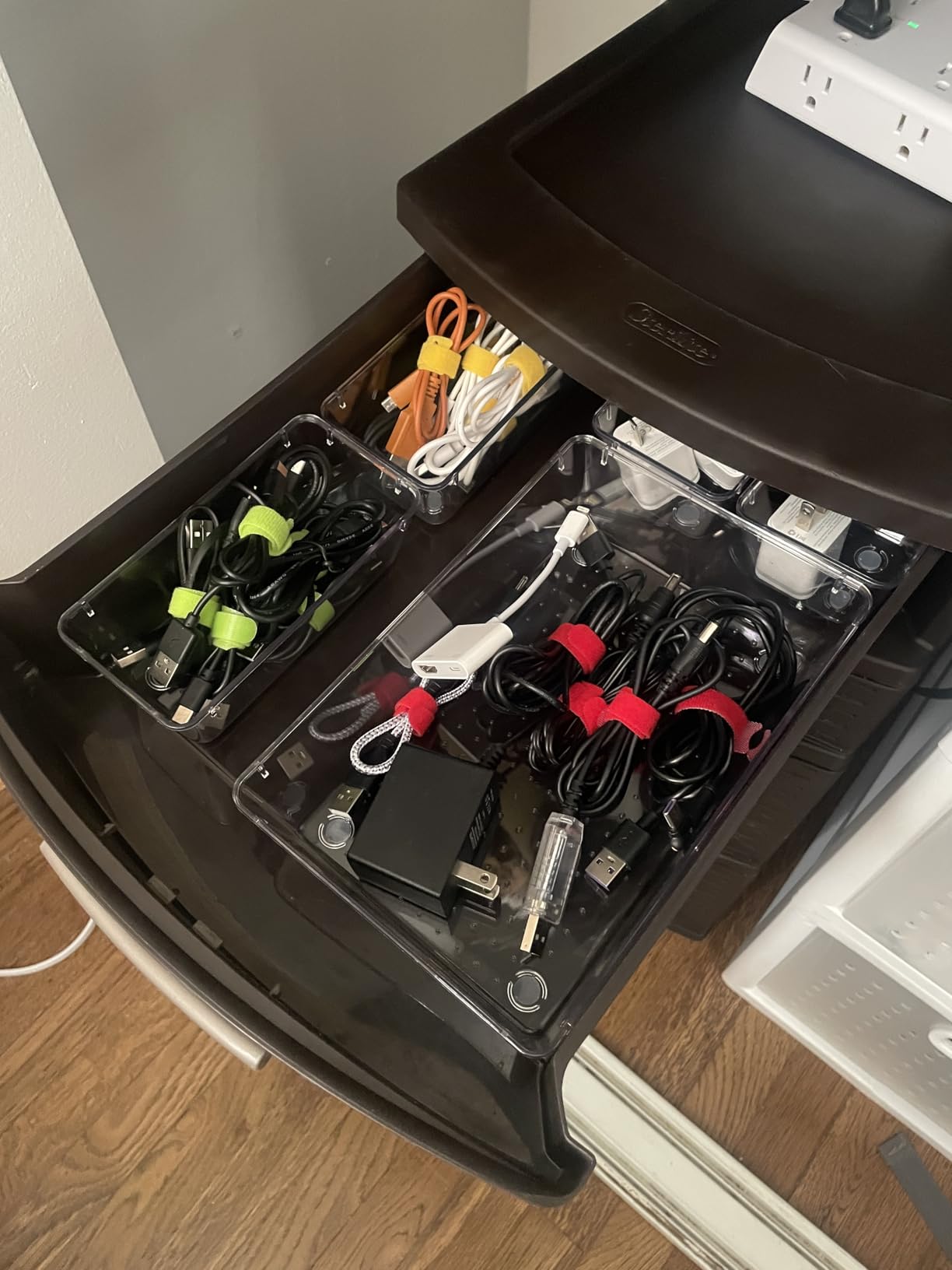 OneLeaf 60 Pcs Reusable Fastening Cable Ties with Hook and Loop, Multi-Purpose Cable Straps Wire Ties Cable Management, Adjustable Cord organizer Ties for Computer/TV/Electronics, 3 Sizes and 5 Colors - Customer Photo 2