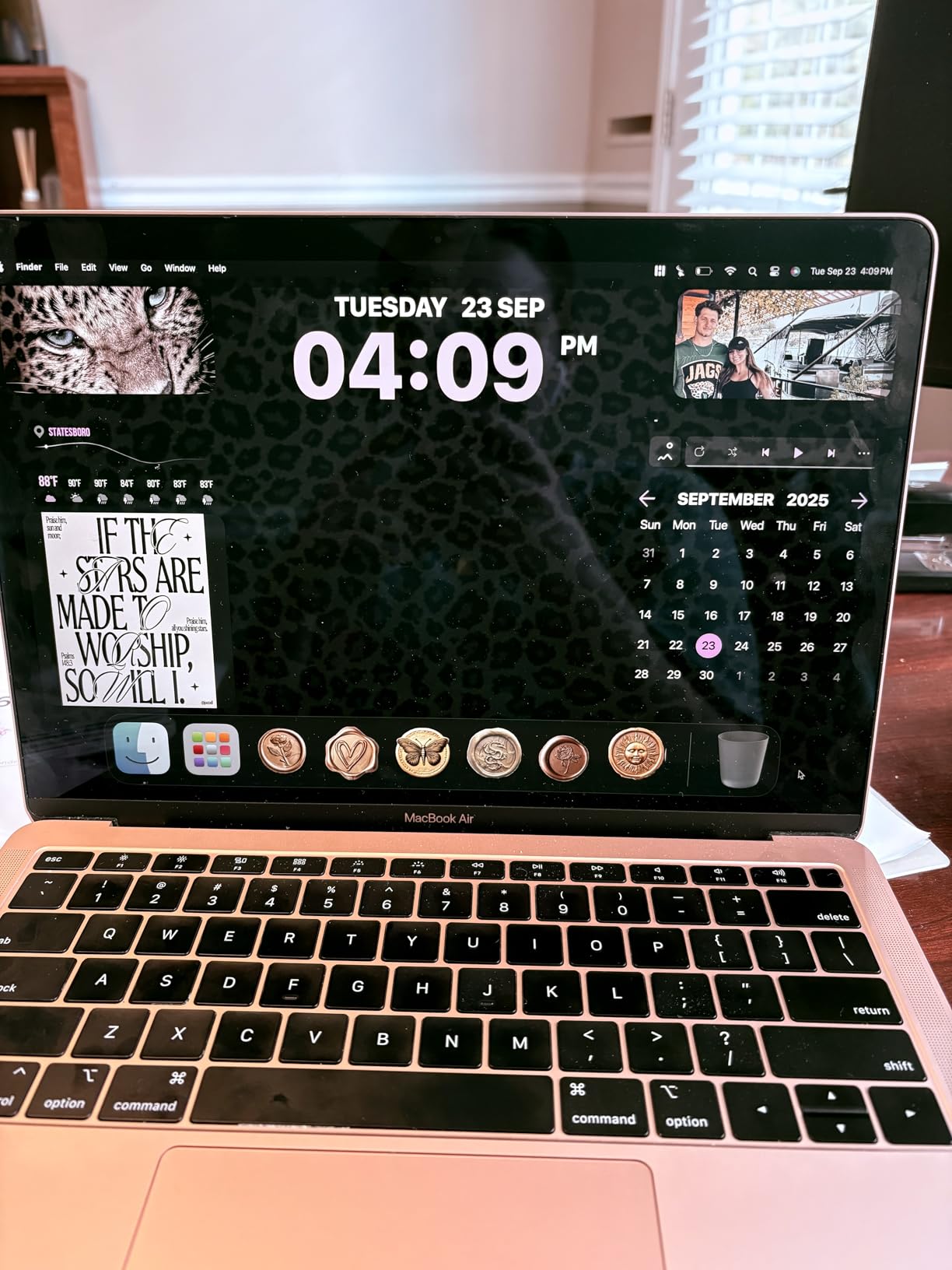 Apple Mid 2019 MacBook Air with 1.2GHz Dual core 8th Generation Intel Core i5 Processor, 13-inch, 8GB RAM, 256GB Gold (Renewed) - Customer Photo 1