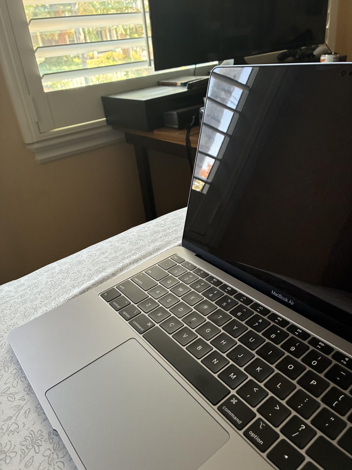 Apple Mid 2019 MacBook Air with 1.2GHz Dual core 8th Generation Intel Core i5 Processor, 13-inch, 8GB RAM, 256GB Gold (Renewed) - Customer Photo 4
