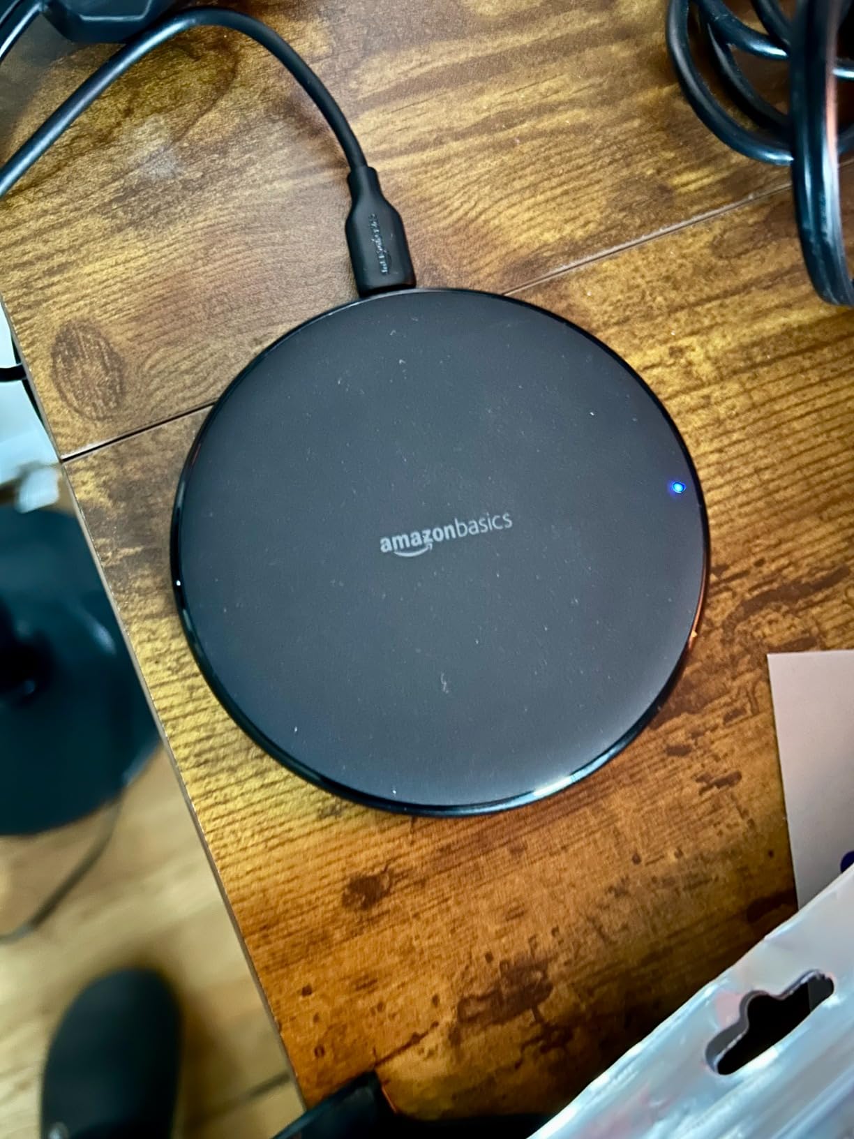 Amazon Basics 15W Qi Certified Wireless Charging Pad for iPhone 16/15/14/13/12/11/X, Samsung and More, with USB Cable, Black - Customer Photo 1