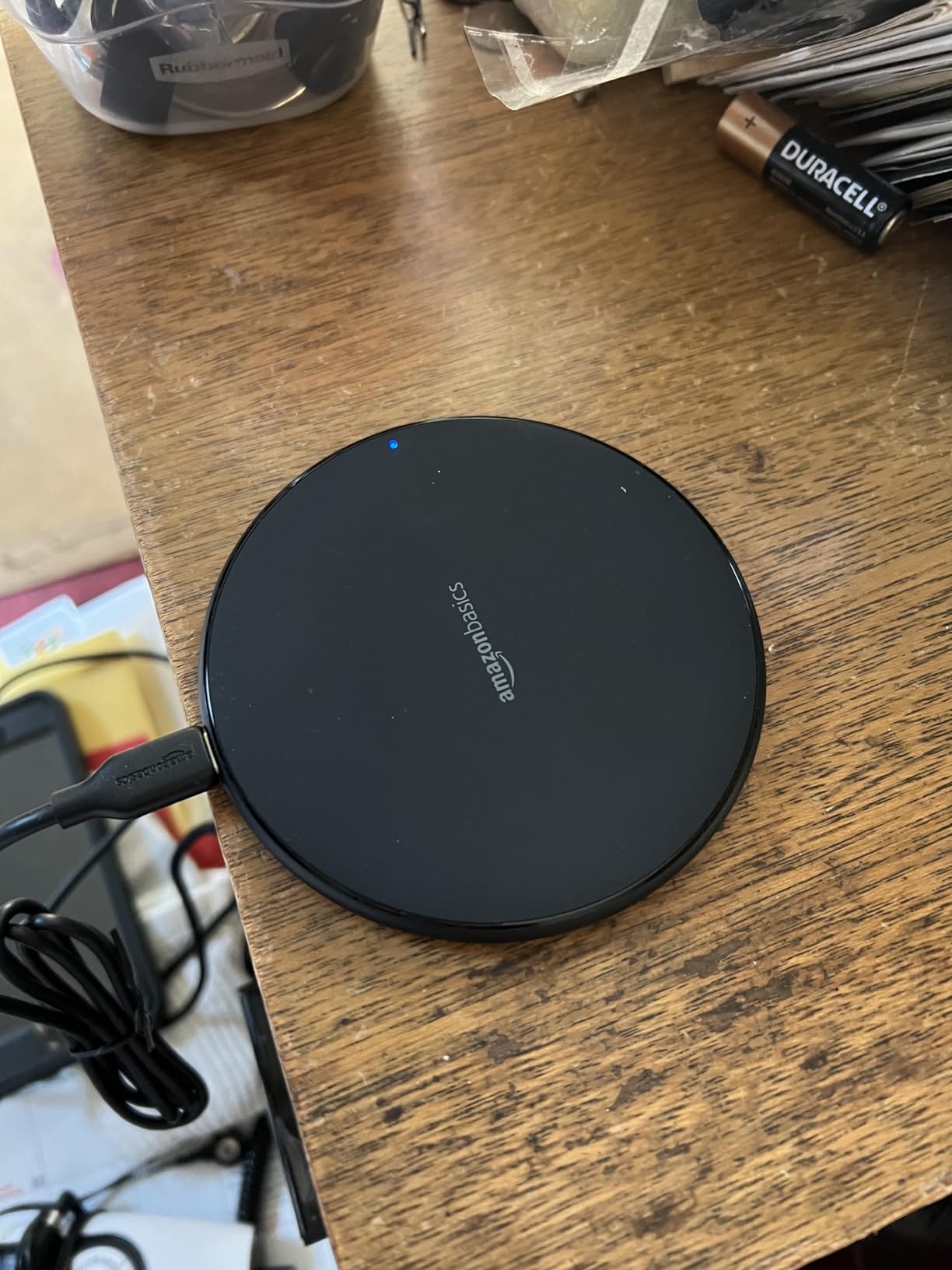Amazon Basics 15W Qi Certified Wireless Charging Pad for iPhone 16/15/14/13/12/11/X, Samsung and More, with USB Cable, Black - Customer Photo 2