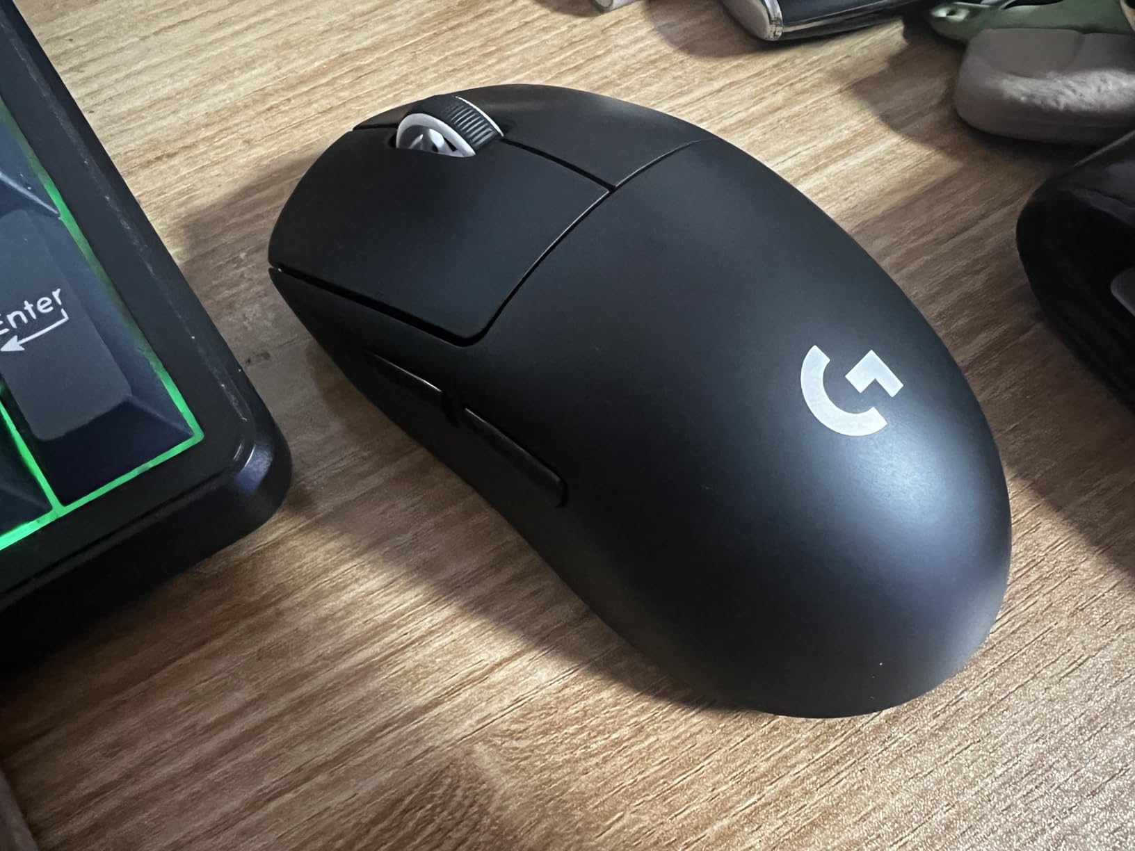 Logitech G PRO X SUPERLIGHT Wireless Gaming Mouse, Ultra-Lightweight, HERO 25K Sensor, 25,600 DPI, 5 Programmable Buttons, Long Battery Life, Compatible with PC / Mac - Black - Customer Photo 1