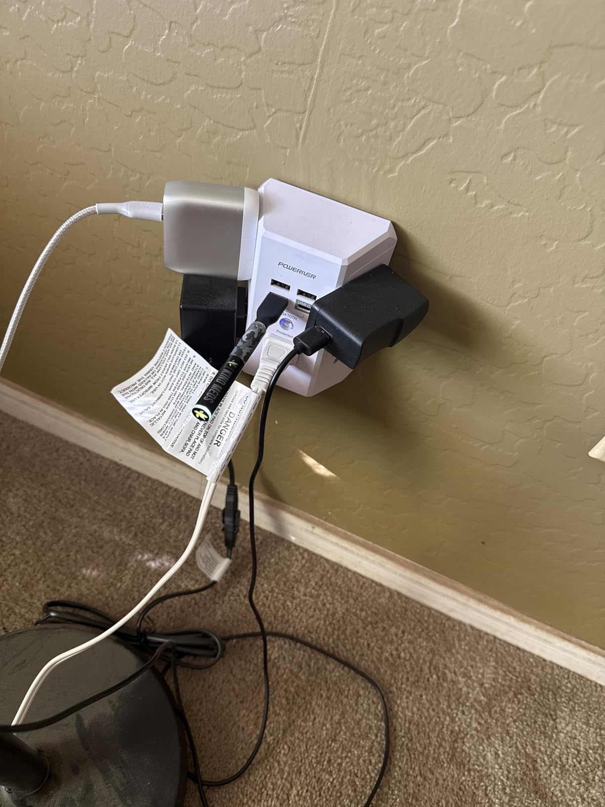 Addtam USB Wall Charger Surge Protector 5 Outlet Extender with 4 USB Charging Ports (1 USB C Outlet) 3 Sided 1800J Power Strip Multi Plug Outlets Wall Adapter Spaced for Home Travel Office ETL Listed - Customer Photo 1