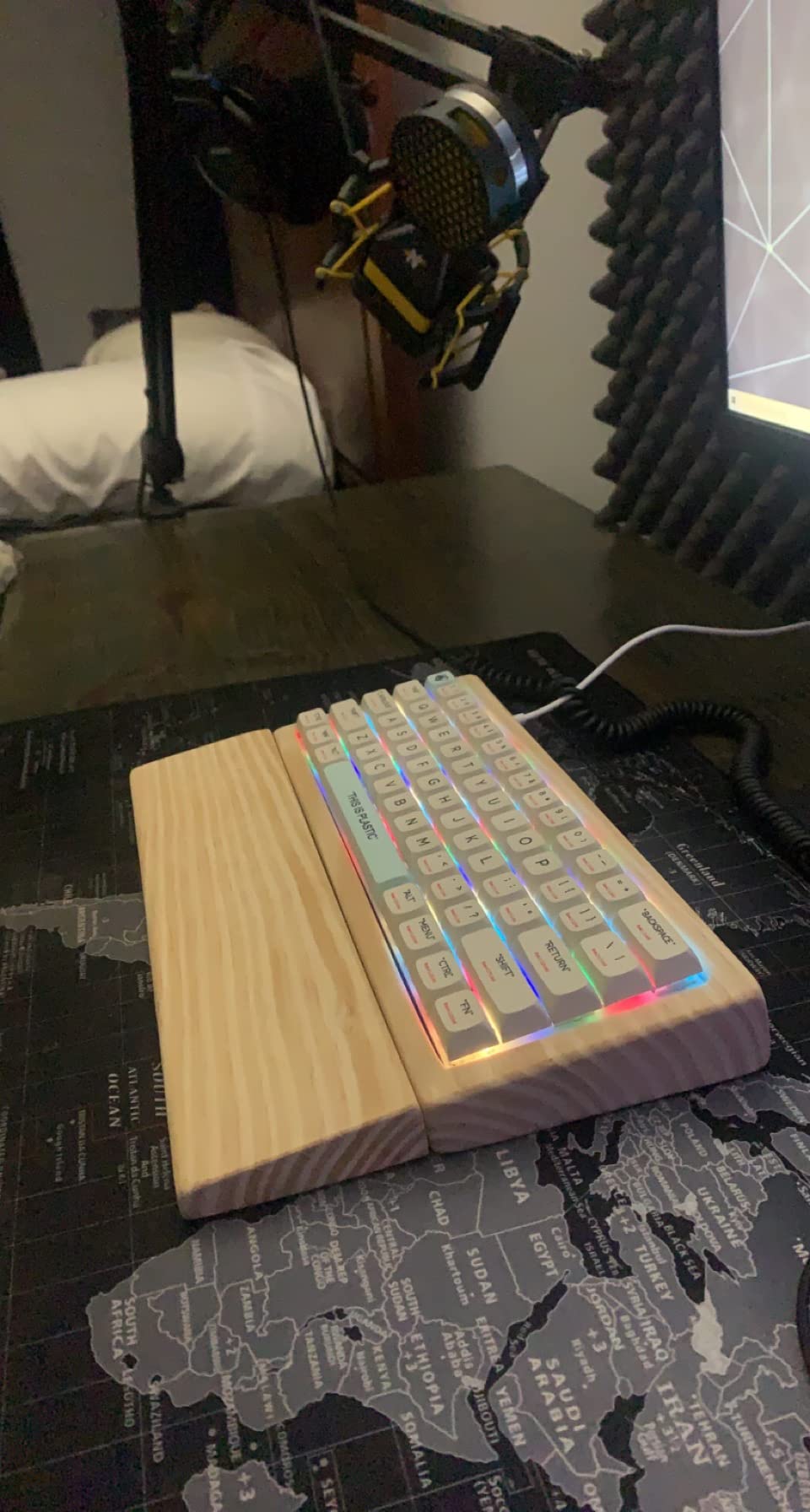RK ROYAL KLUDGE RK61 60% Gaming Keyboard, Wired RGB Mechanical Keyboard with No-Conflict 61 Keys, Hot Swappable PC Game Keyboard for Windows Mac, Quiet Red Switch-White - Customer Photo 2
