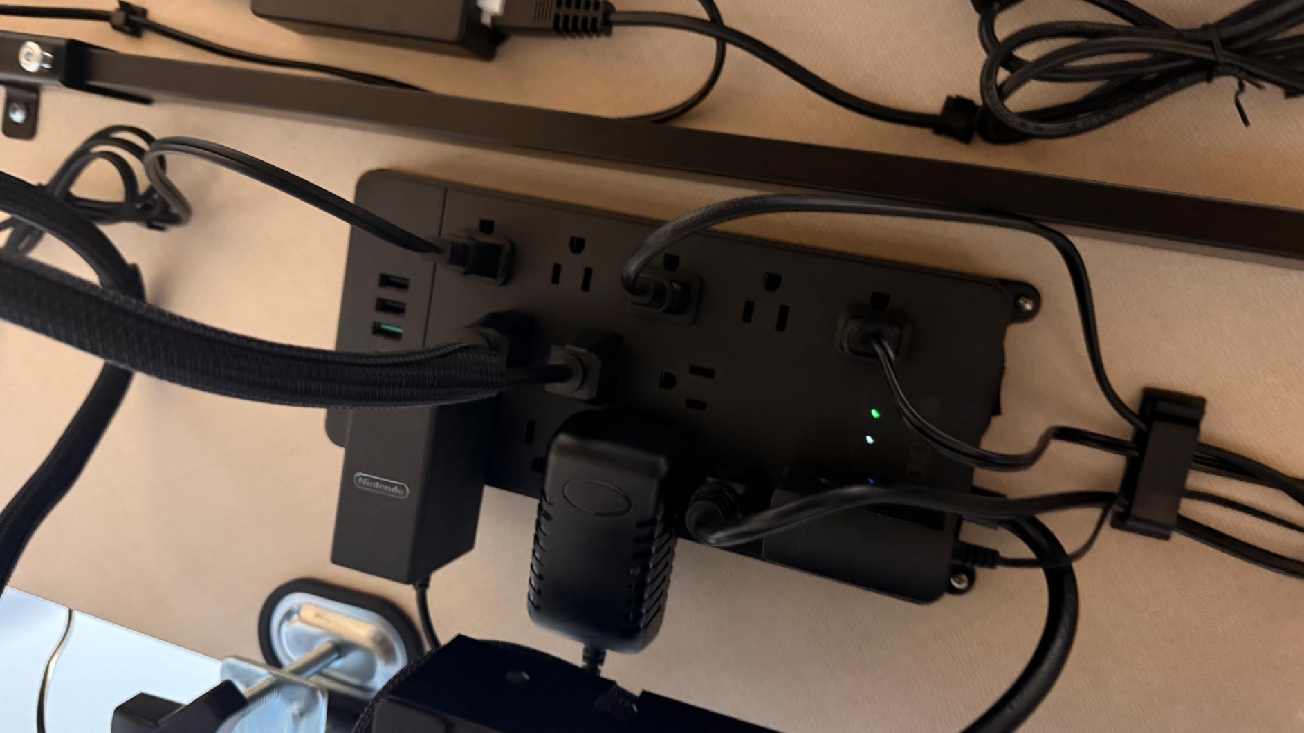 TROND Surge Protector Power Strip, 4000 Joules, ETL Listed, 13 Widely-Spaced Outlets Expansion with USB C Ports, Low-Profile Flat Plug, Wall Mountable, 5ft Extension Cord, 14AWG Heavy Duty, Black - Customer Photo 3