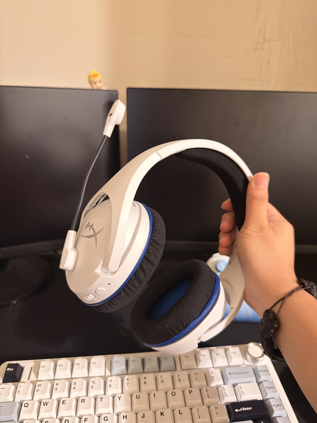 HyperX HHSS1C-KB-WT/G Cloud Stinger Core – Wireless Gaming Headset, for PS4, PS5, PC, Lightweight, Durable Steel Sliders, Noise-Cancelling Microphone - White - Customer Photo 1