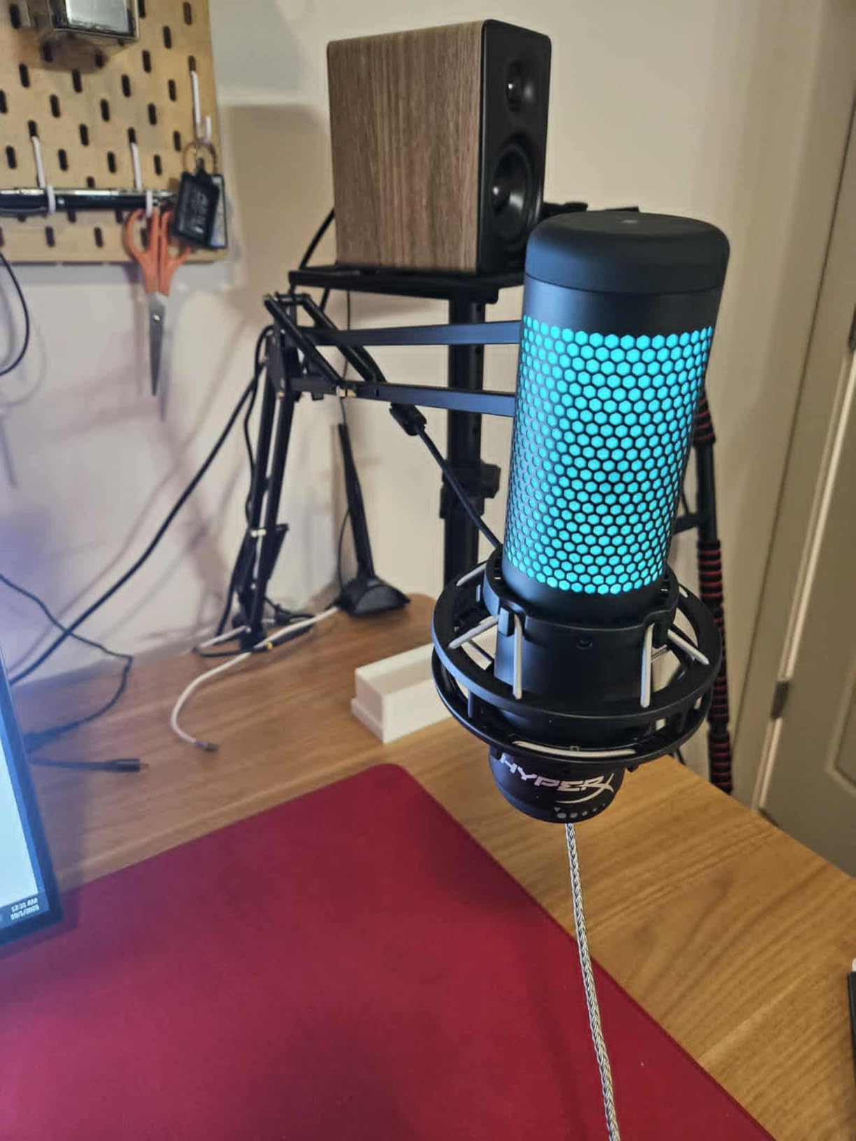 HyperX QuadCast S – RGB USB Condenser Microphone for PC, PS4, PS5 and Mac, Anti-Vibration Shock Mount, 4 Polar Patterns, Pop Filter, Gain Control, Gaming, Streaming, Podcasts, Twitch, YouTube, Discord - Customer Photo 1