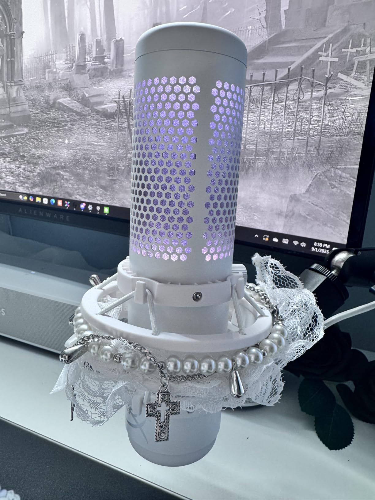 HyperX QuadCast S – RGB USB Condenser Microphone for PC, PS4, PS5 and Mac, Anti-Vibration Shock Mount, 4 Polar Patterns, Pop Filter, Gain Control, Gaming, Streaming, Podcasts, Twitch, YouTube, Discord - Customer Photo 3
