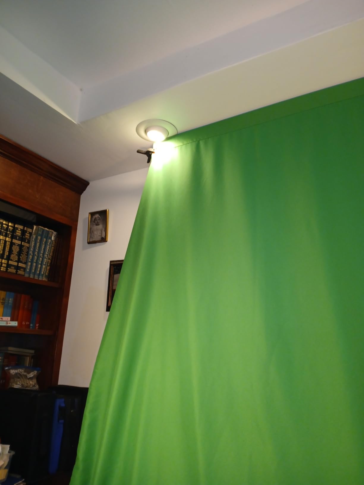 Aimosen 10 X 7 FT Green Screen Backdrop for Photography, Chromakey Virtual GreenScreen Background Sheet for Zoom Meeting, Cloth Fabric Curtain for Party Decor Video Studio Calls Streaming Gaming Photo - Customer Photo 2