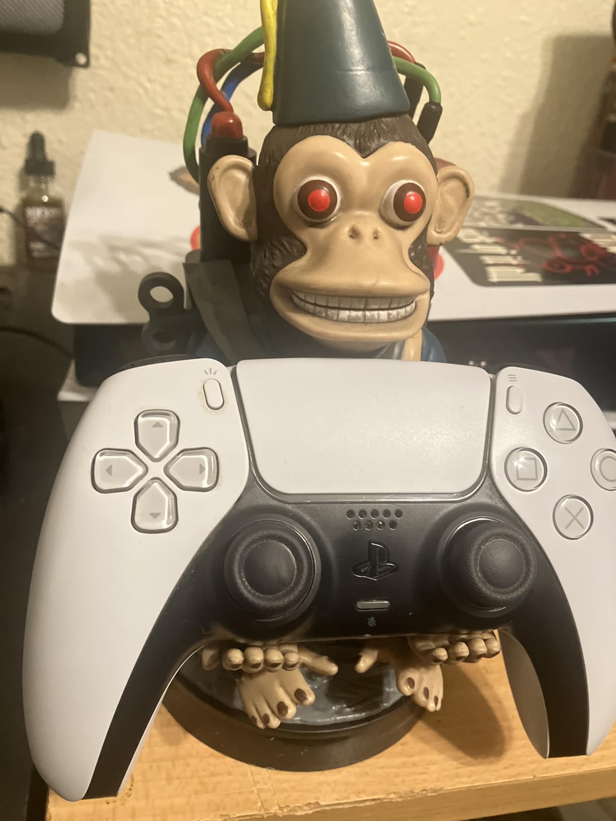 Exquisite Gaming: Call of Duty: Monkeybomb - Original Mobile Phone & Gaming Controller Holder, Device Stand, Cable Guys, Licensed Figure Customer Review Exquisite Gaming: Call of Duty: Monkeybomb - Original Mobile Phone & Gaming Controller Holder, Device Stand, Cable Guys, Licensed Figure - Customer Photo 1