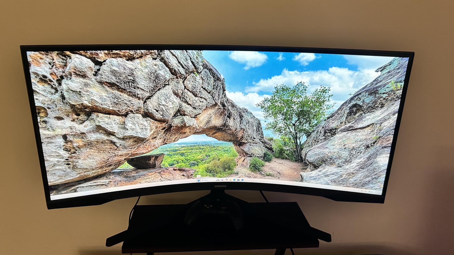 Samsung 34' Odyssey G5 Ultra-Wide Gaming Monitor with 1000R Curved Screen | 165Hz, 1ms, FreeSync Premium, Large Display, Eye Comfort, Multiple Ports, WQHD (LC34G55TWWNXZA) customer photo 2