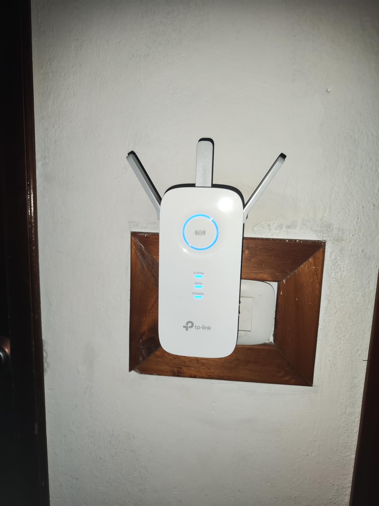TP-Link AC1900 WiFi Range Extender RE550 | Dual-Band Wireless Repeater Amplifier w/Gigabit Ethernet Port | Up to 2200 Sq. Ft., 32 Devices | Internet Signal Booster | APP Setup | EasyMesh Compatible - Customer Photo 1