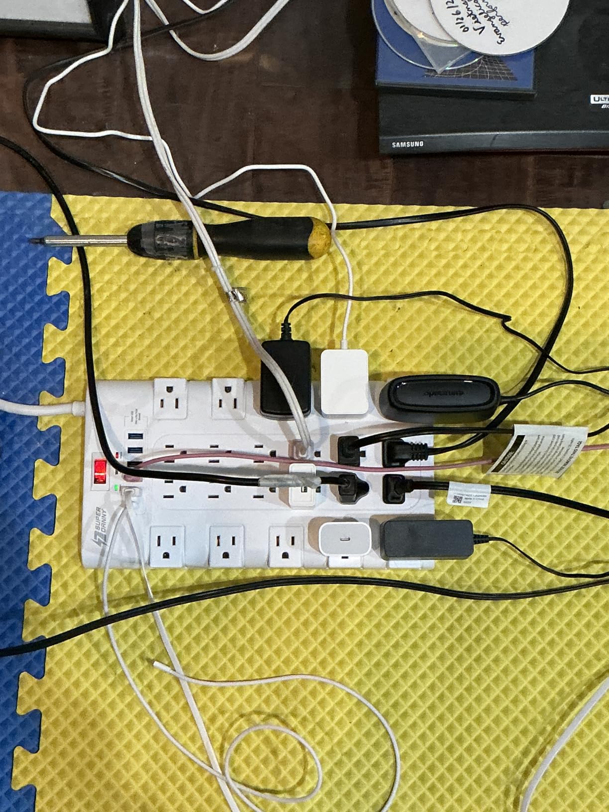 Power Strip, SUPERDANNY Surge Protector with 22 AC Outlets and 6 USB Charging Ports, 1875W/15A, 2100 Joules, 6.5Ft Flat Plug Heavy Duty Extension Cord for Home, Office, Dorm, Gaming Room, Black - Customer Photo 3