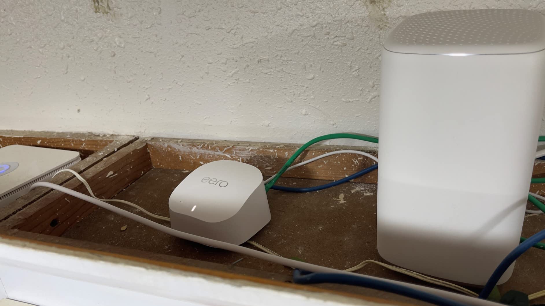 Amazon eero 6+ mesh wifi system - Supports internet plans up to a Gigabit, Coverage up to 4,500 sq. ft., Connect 75+ devices, 3-pack - Customer Photo 4