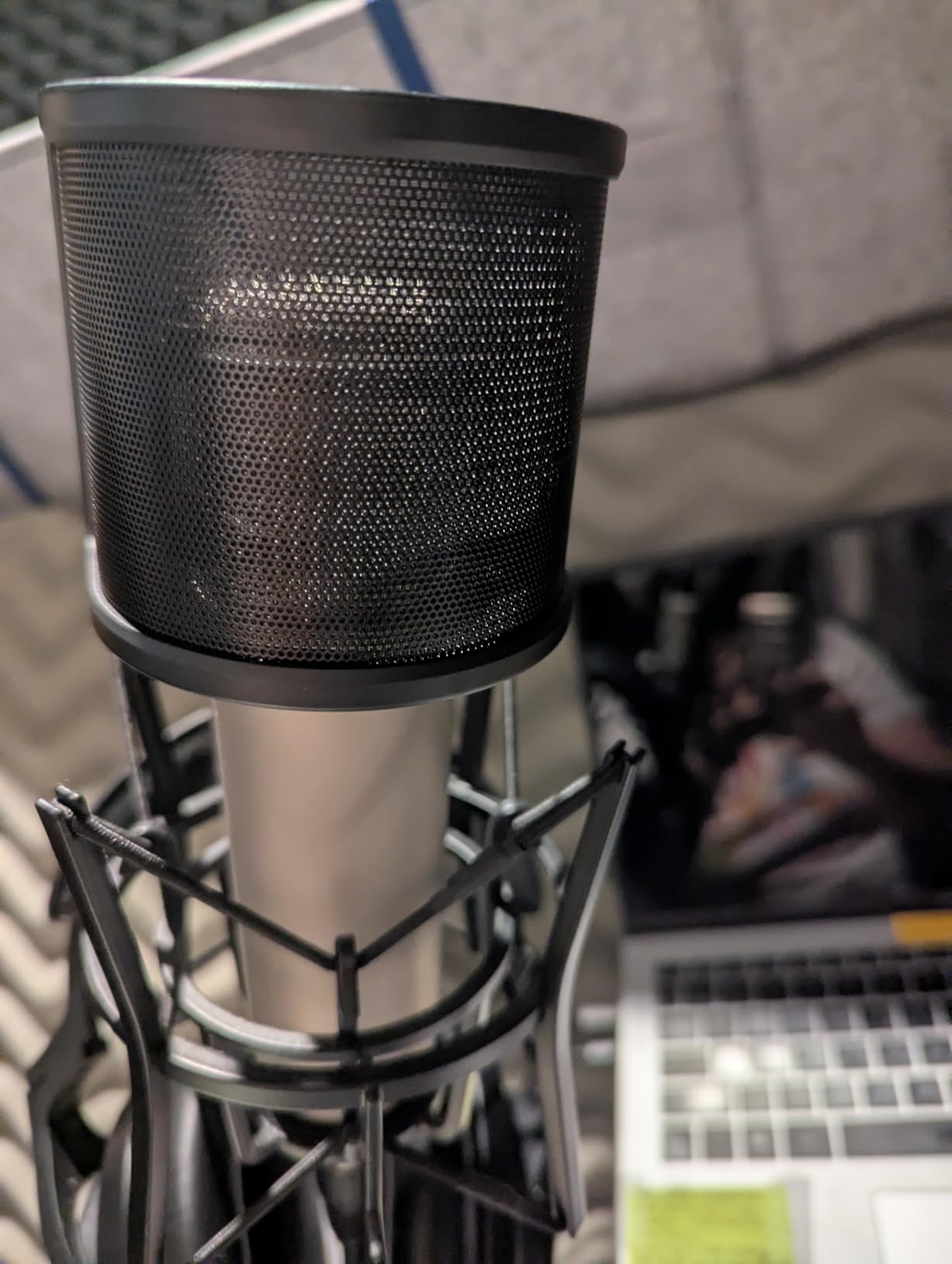 FIFINE Pop Filter Screen, Compact Microphone Pop Shield Windscreen with Metal Mesh for Recording Studio, YouTube Videos, Streaming, Podcast (Black) - Customer Photo 1