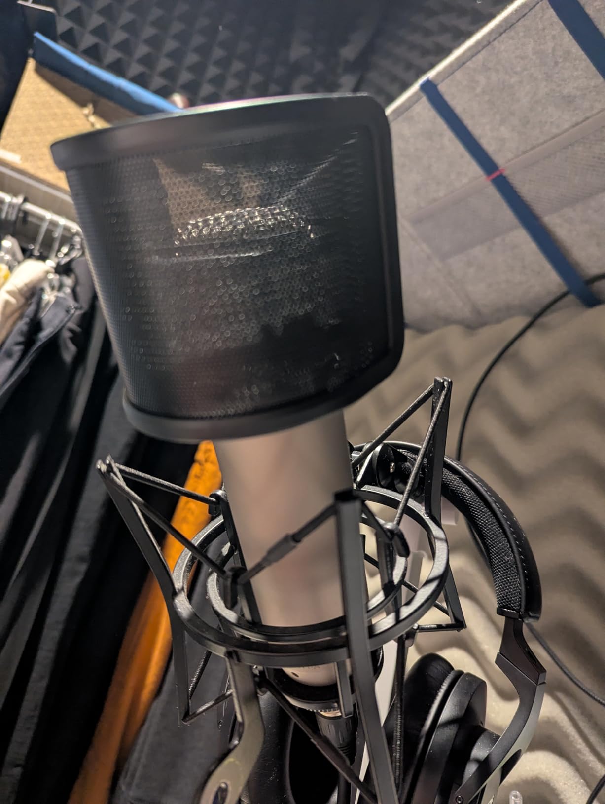 FIFINE Pop Filter Screen, Compact Microphone Pop Shield Windscreen with Metal Mesh for Recording Studio, YouTube Videos, Streaming, Podcast (Black) - Customer Photo 2