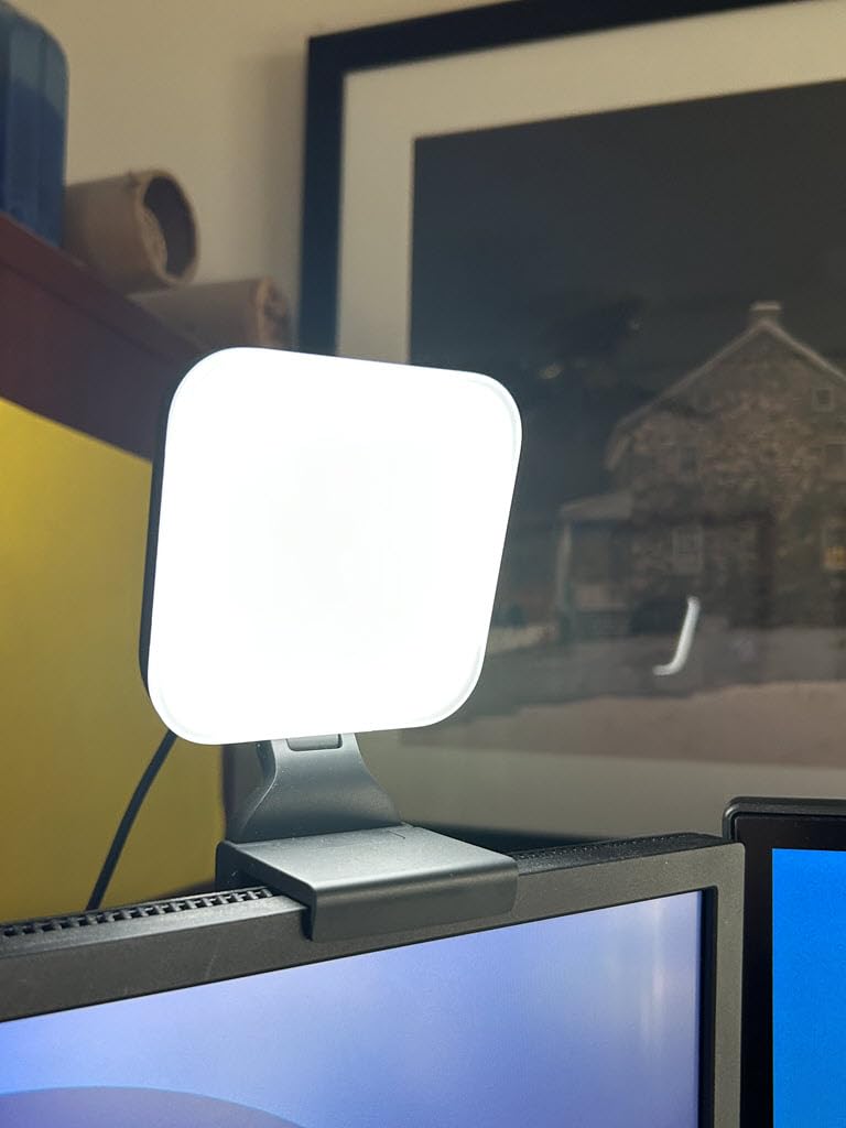 Logitech for Creators Litra Glow Premium LED Streaming Light with TrueSoft, adjustable mount, video lighting for recording streams, PC/Mac - Graphite - Customer Photo 1