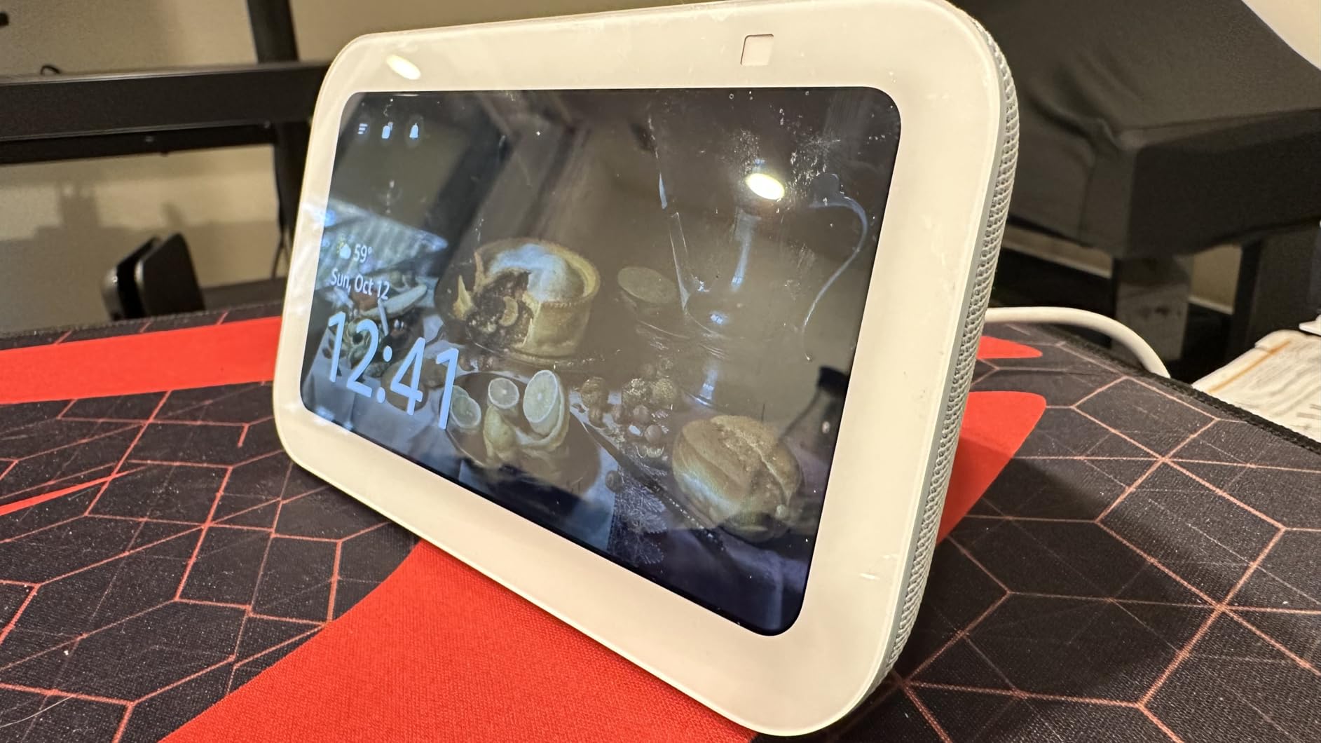 Amazon Echo Show 5, Smart display with 2x the bass and clearer sound, Charcoal - Customer Photo 1