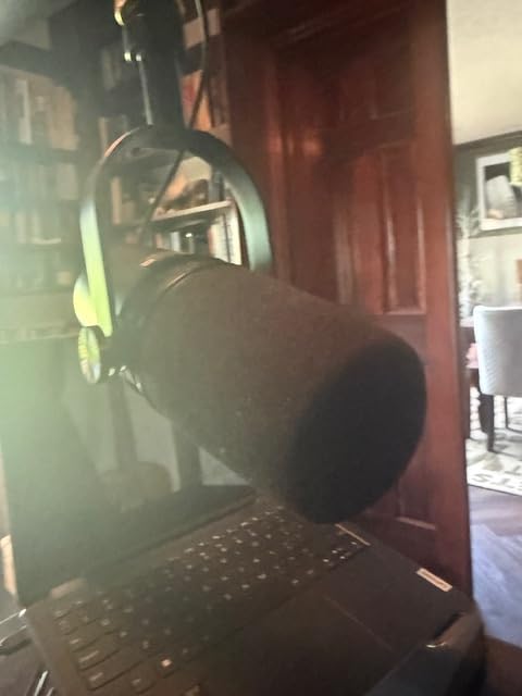 Shure MV7X XLR Dynamic Microphone – Voice-Isolating Cardioid Mic for Podcasting, Vocal Recording & Broadcasting, All-Metal, Black - Customer Photo 1