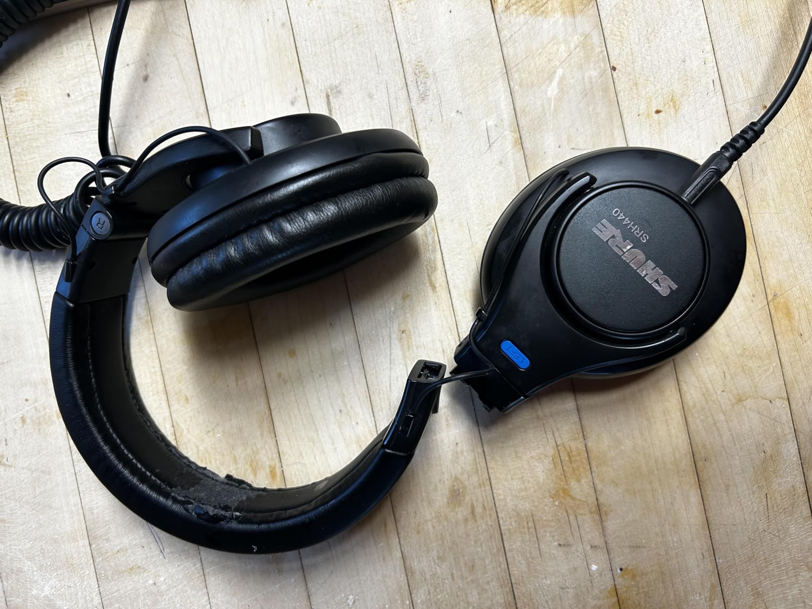Shure SRH440A Professional Over-Ear Wired Studio Headphones – Monitoring & Recording Headphones with Enhanced Frequency Response, Adjustable & Collapsible Design, Works with All Audio Devices, Black - Customer Photo 4