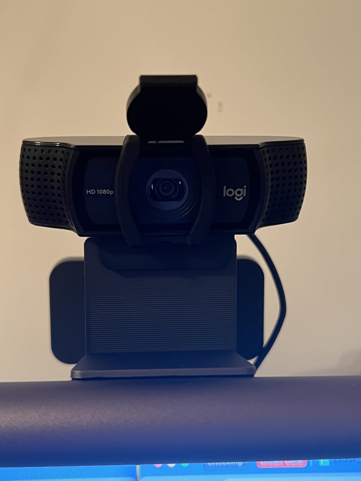 Logitech C920e HD 1080p Mic-Enabled Webcam, certified for Zoom, Microsoft Teams compatible, TAA Compliant - Customer Photo 2