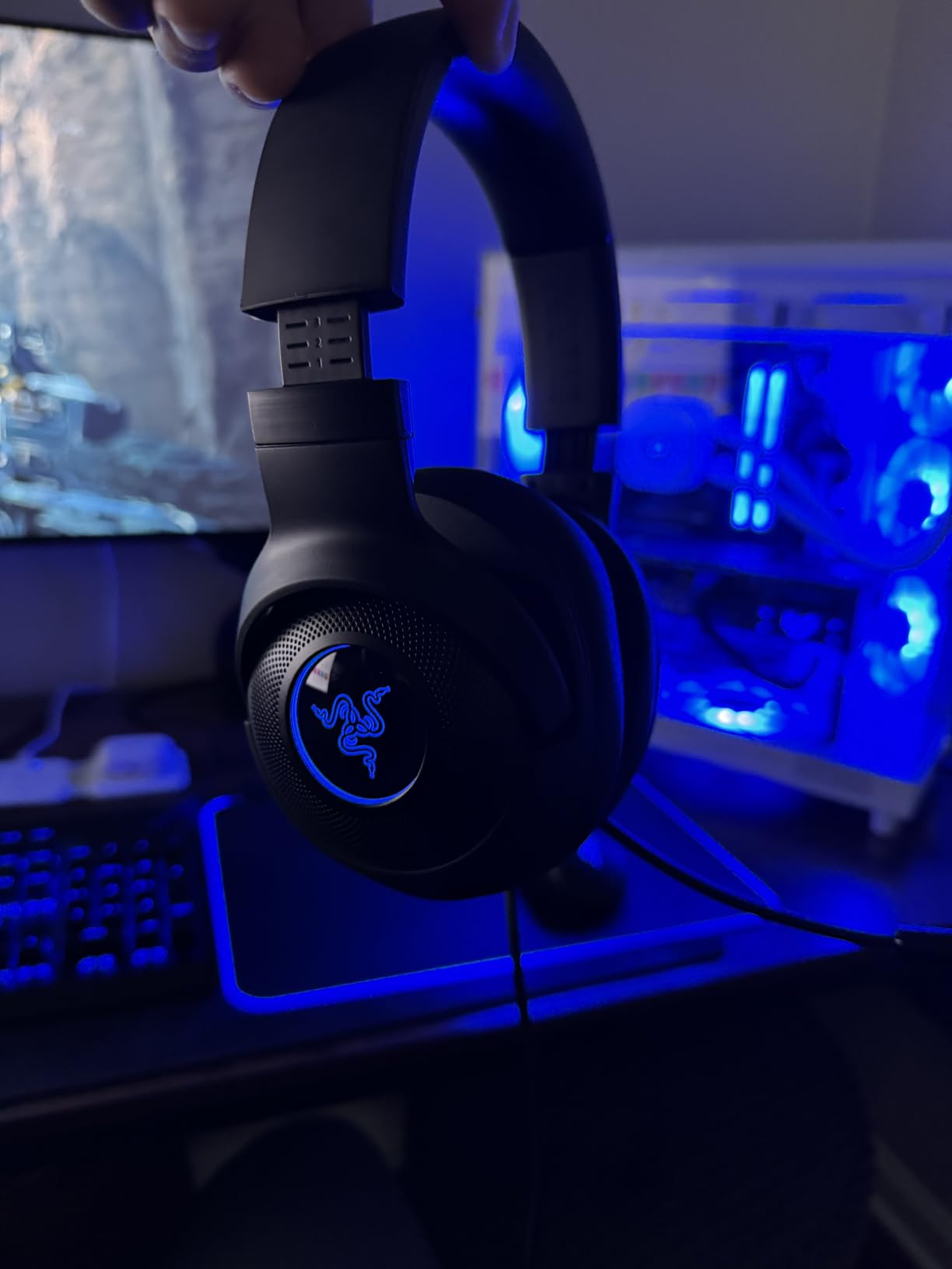 Razer Kraken V3 HyperSense Wired USB Gaming Headset w/Haptic Technology: Triforce Titanium 50mm Drivers - THX Spatial Audio - Hybrid Fabric & Leatherette Memory Foam Cushions - Detachable Mic - Customer Photo 1