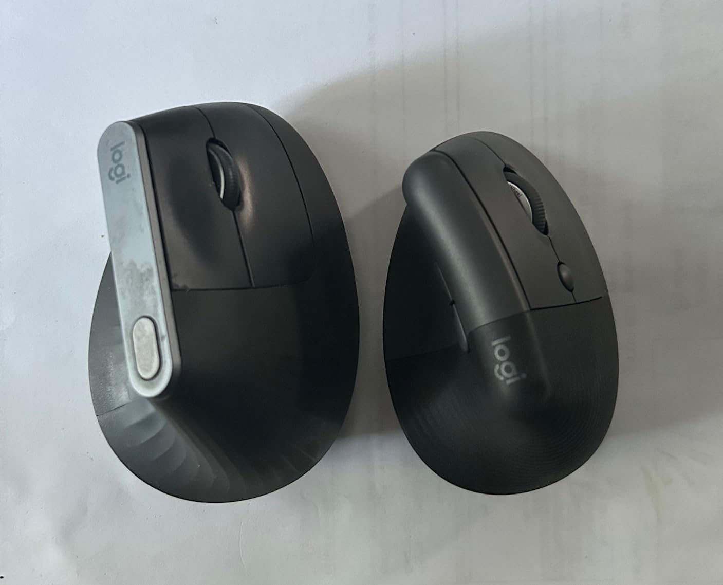 Logitech Lift Vertical Ergonomic Mouse, Wireless, Bluetooth or Logi Bolt USB Receiver, Quiet clicks, 6 Buttons, Compatible with Windows/macOS/iPadOS, Laptop, PC - Graphite customer photo 2
