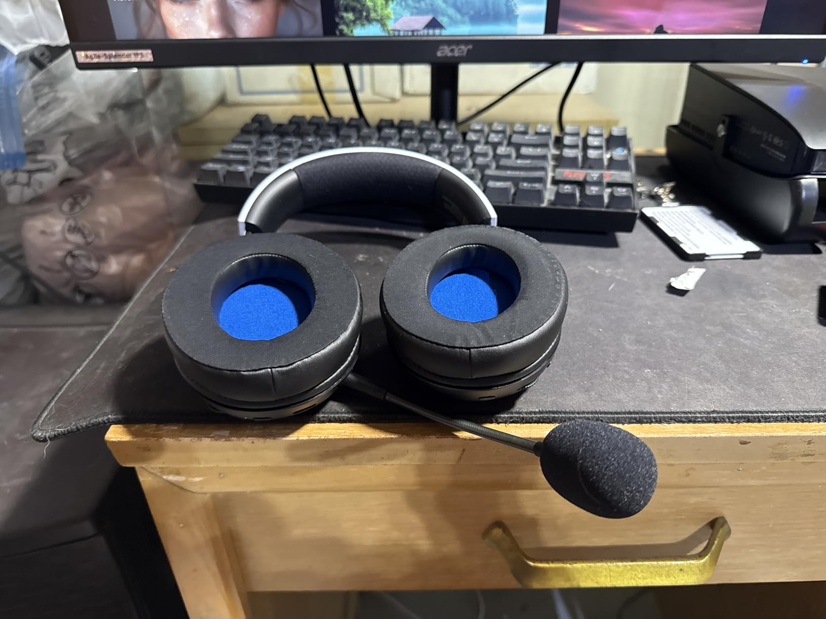 Razer Kaira Pro Dual Wireless Gaming Headset w/Haptics for PlayStation 5 / PS5, PC, Mobile, PS4: HyperSense - Triforce 50mm Drivers - Detachable Mic - 2.4GHz and Bluetooth w/SmartSwitch - RGB Chroma - Customer Photo 1