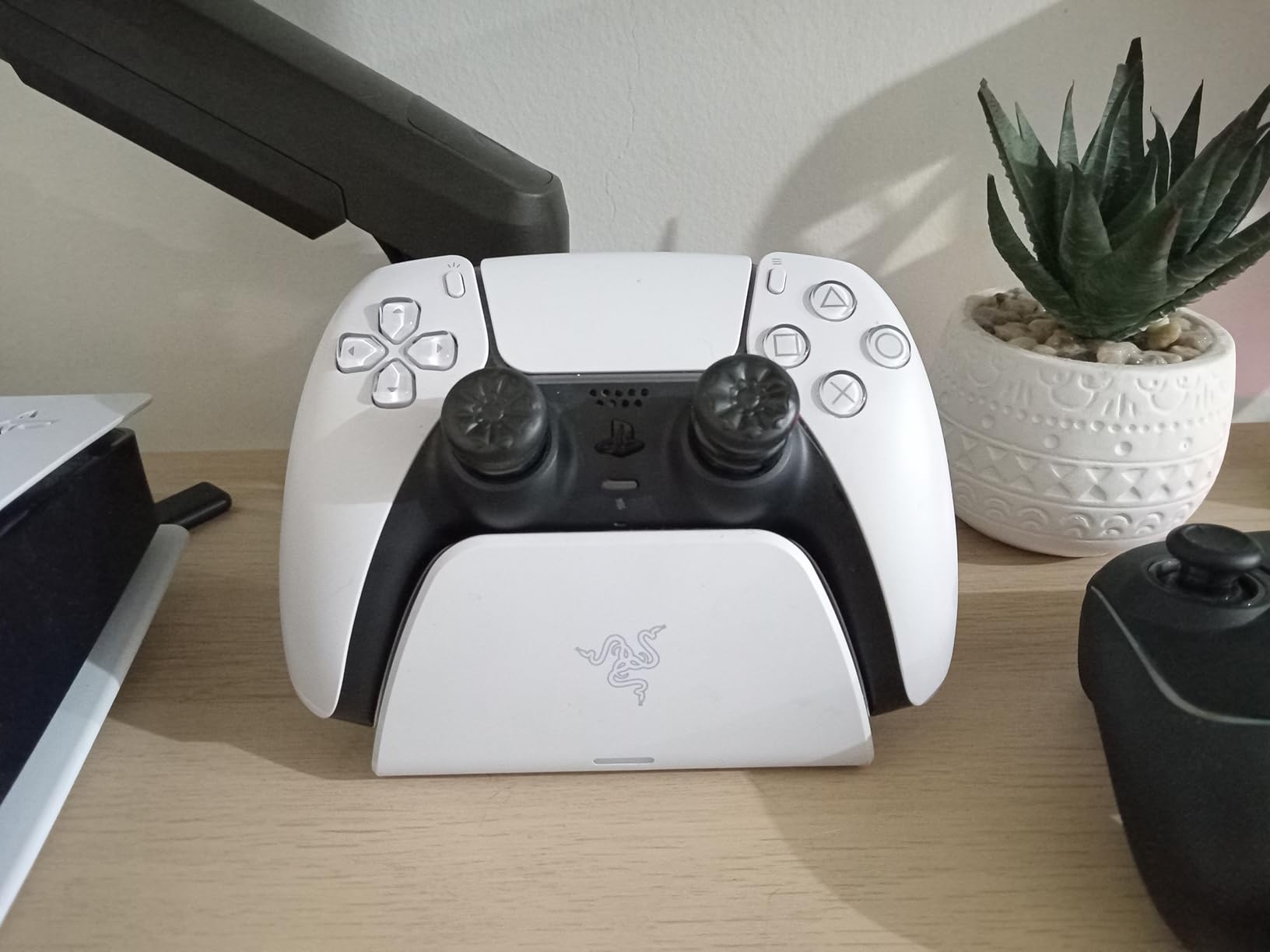 Razer Quick Charging Stand for PlayStation 5: - Curved Cradle Design - Matches PS5 DualSense Wireless Controller - One-Handed Navigation - USB Powered - Black (Controller Sold Separately) - Customer Photo 4