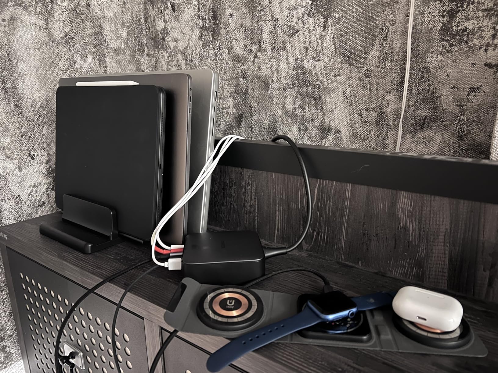 UGREEN Nexode 200W GaN USB C Charging Station, 6-Port Desktop Charger for MacBook Pro/Air, iPad Pro/Air, iPhone 17/16/15 Series, Galaxy S25/S24 Ultra, Pixel 10/9, Steam Deck - Customer Photo 2