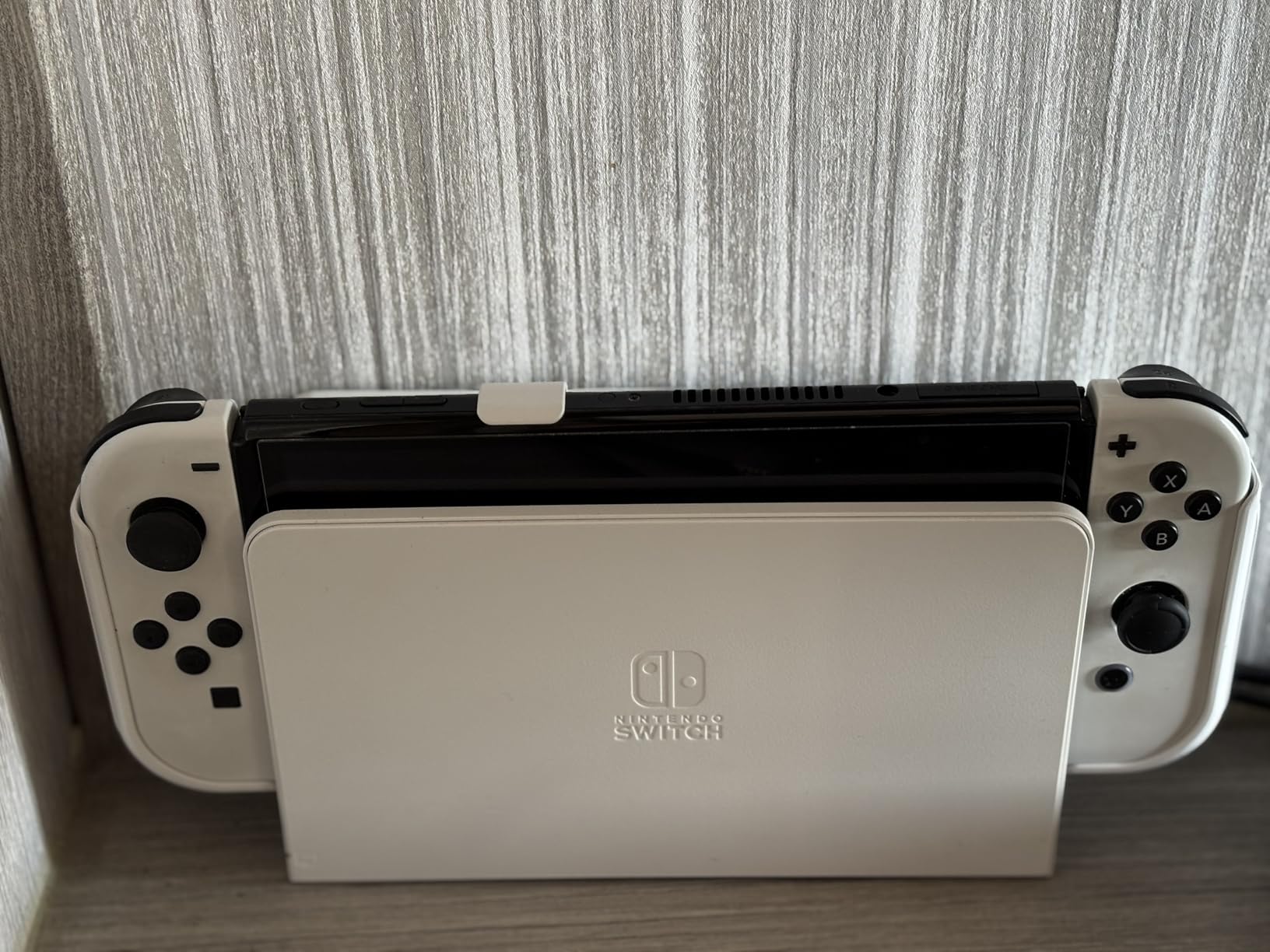 Skull & Co. NeoGrip: An Ergonomic Grip Hard Shell with Replaceable Grips for Nintendo Switch OLED and Regular Model - White customer photo 1