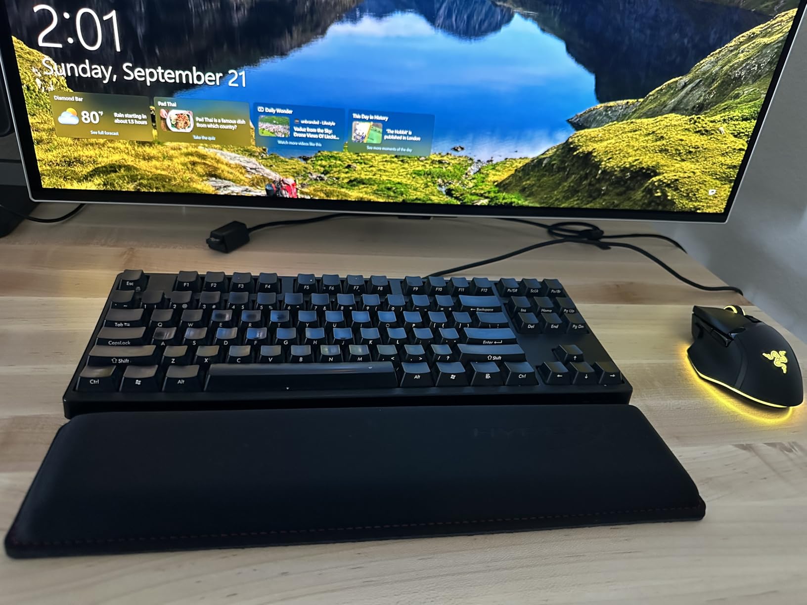 HyperX Wrist Rest – Tenkeyless – Cooling Gel – Memory Foam – Anti-Slip,Black - Customer Photo 1